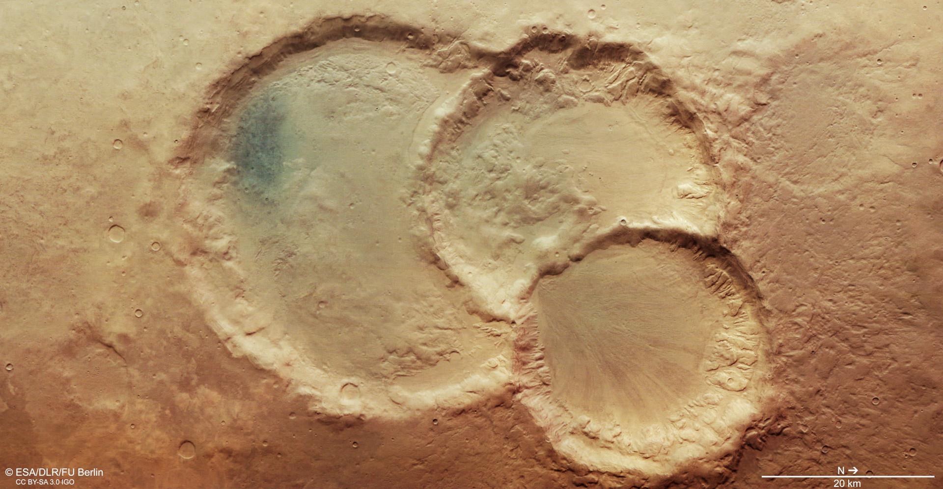 Blick auf einen Drillingskrater in der Region Noachis Terra auf dem Mars