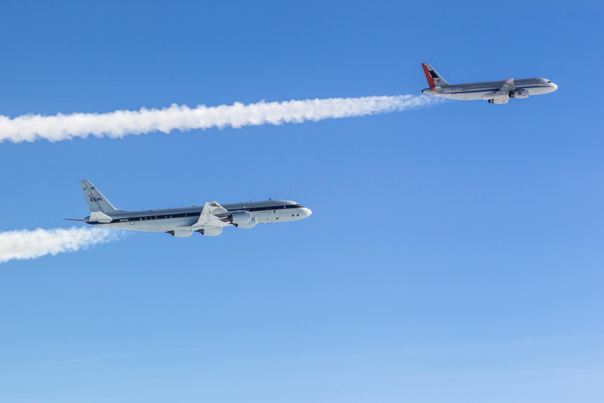 Flugzeuge NASA DC-8 und A320 ATRA des DLR im Flug
