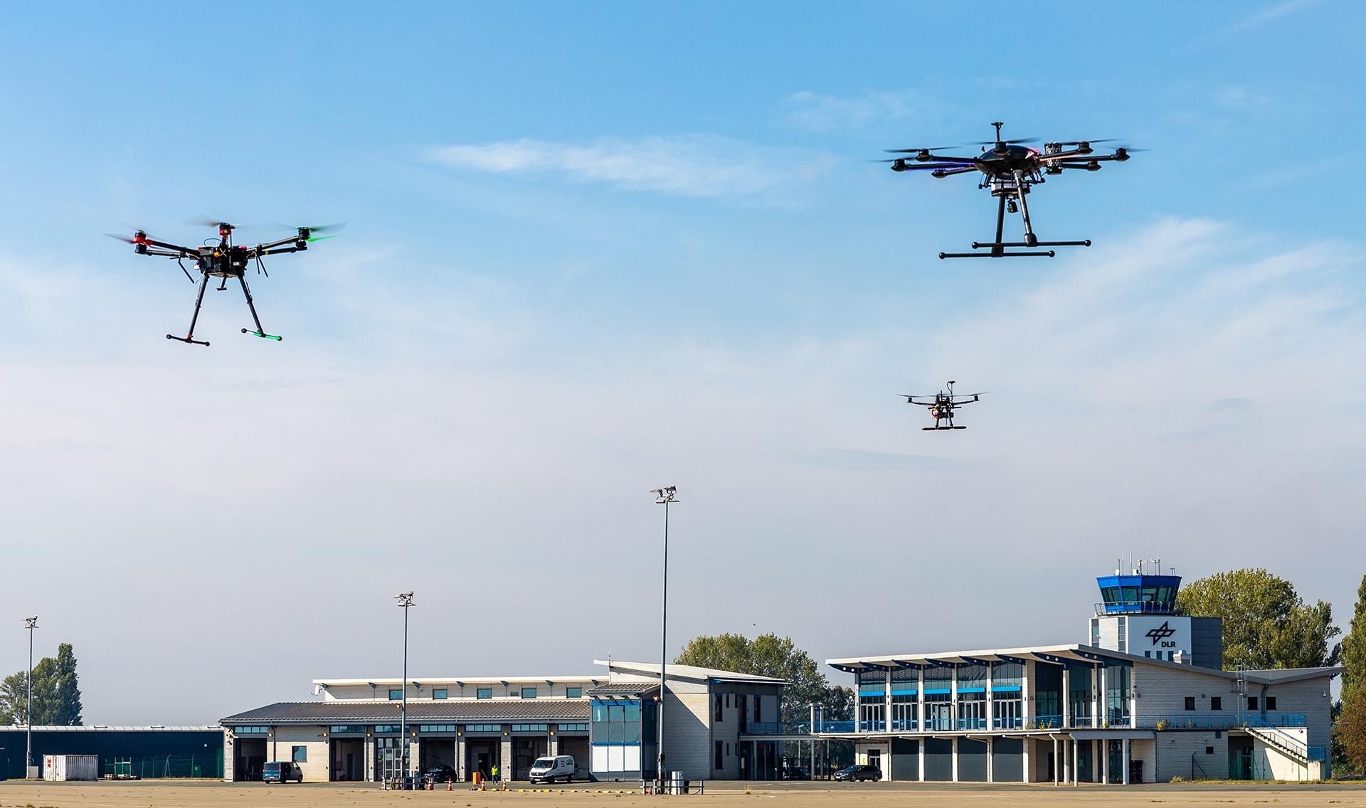 Ein Teil der eingesetzten Drohnen vor den Flughafengebäuden