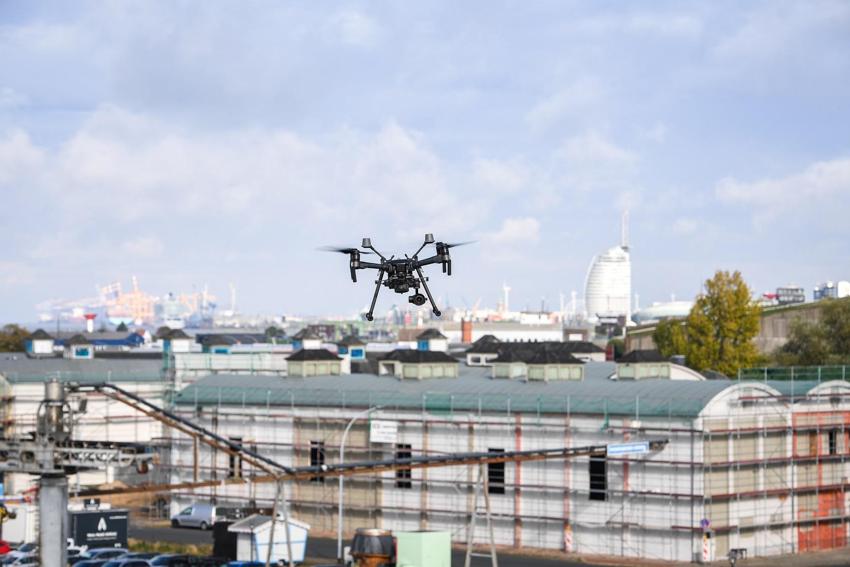 Eine Drohne erzeugt einen Überblick über die Gefahrenzone und die Umgebung.