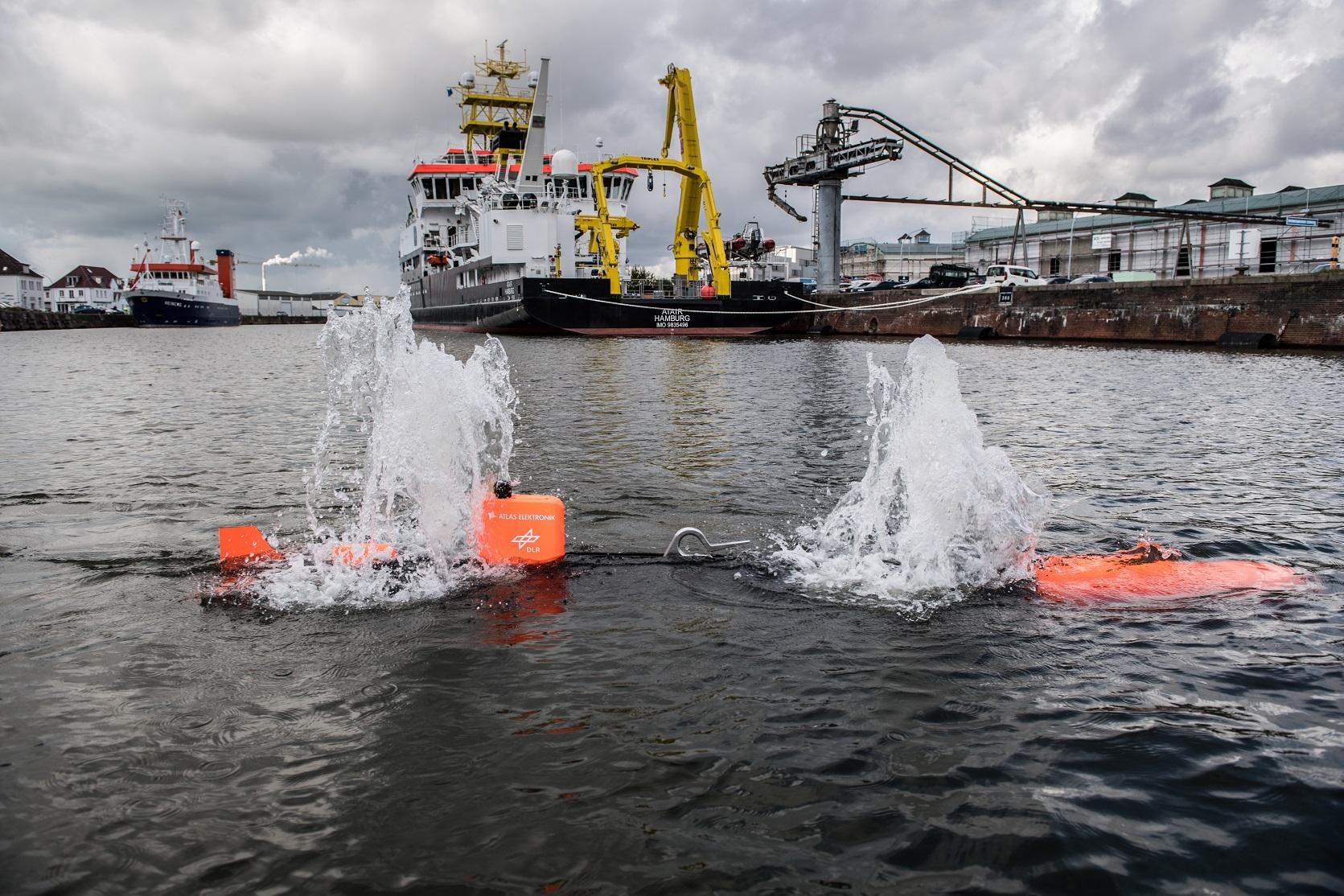 Die DLR-Seekatze taucht ab, um das Hafenbecken nach versunkenen Gütern zu scannen.