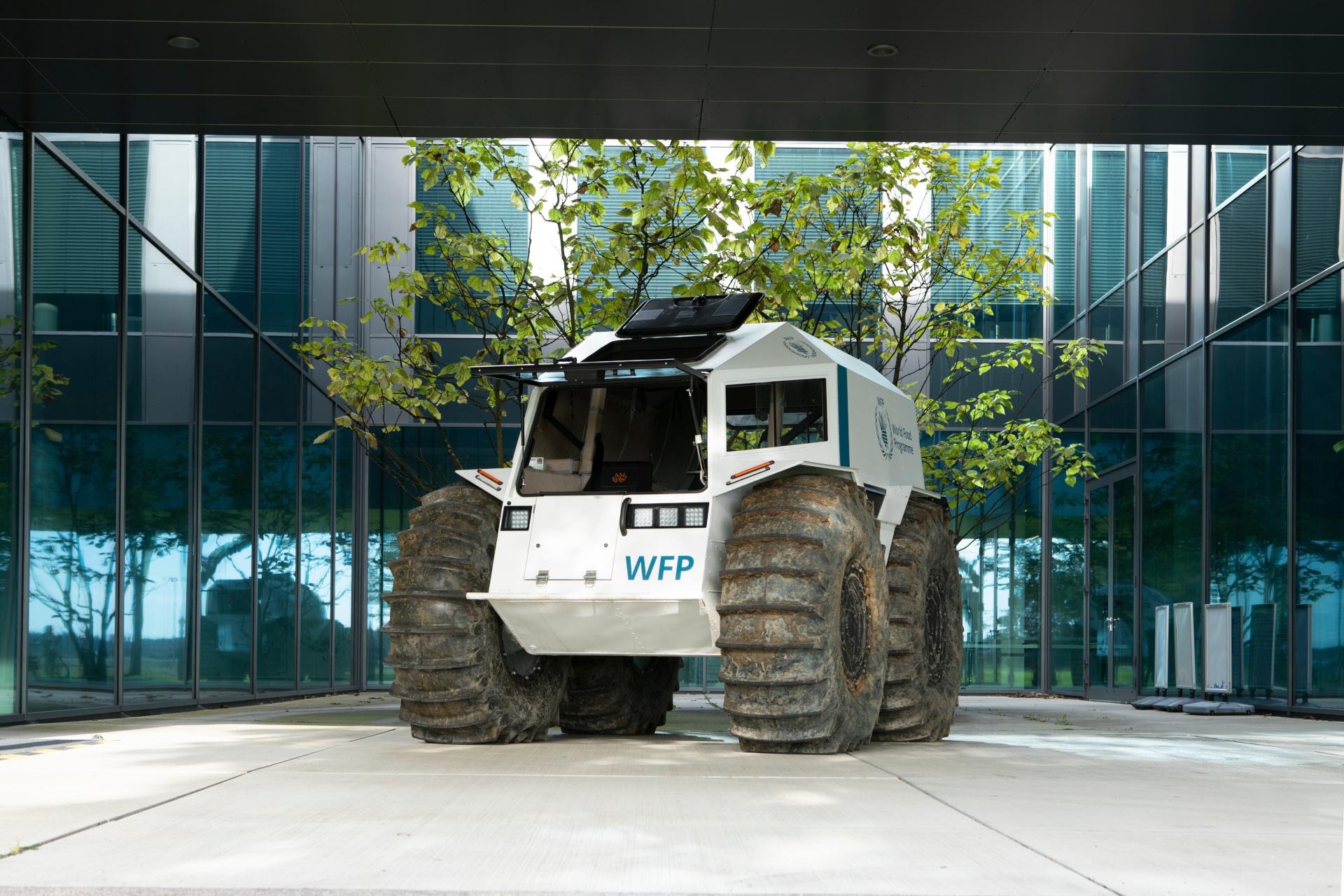 Offroader vor dem Gebäude des DLR-Insituts für Robotik und Mechatronik