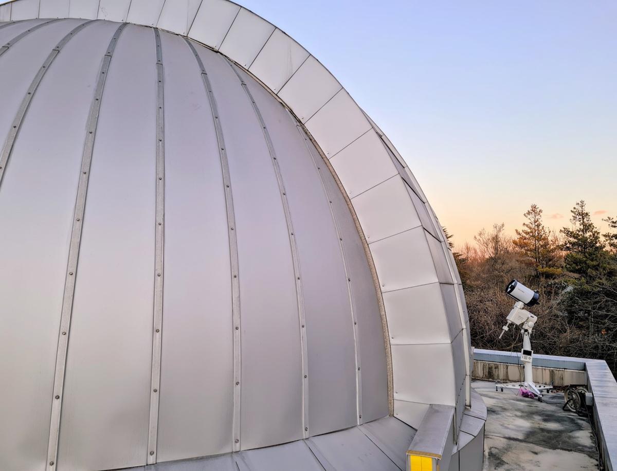 Die optische Bodenstation des NICT mit 20-Zentimeter-Teleskop und Kuppel für das 1-Meter-Teleskop