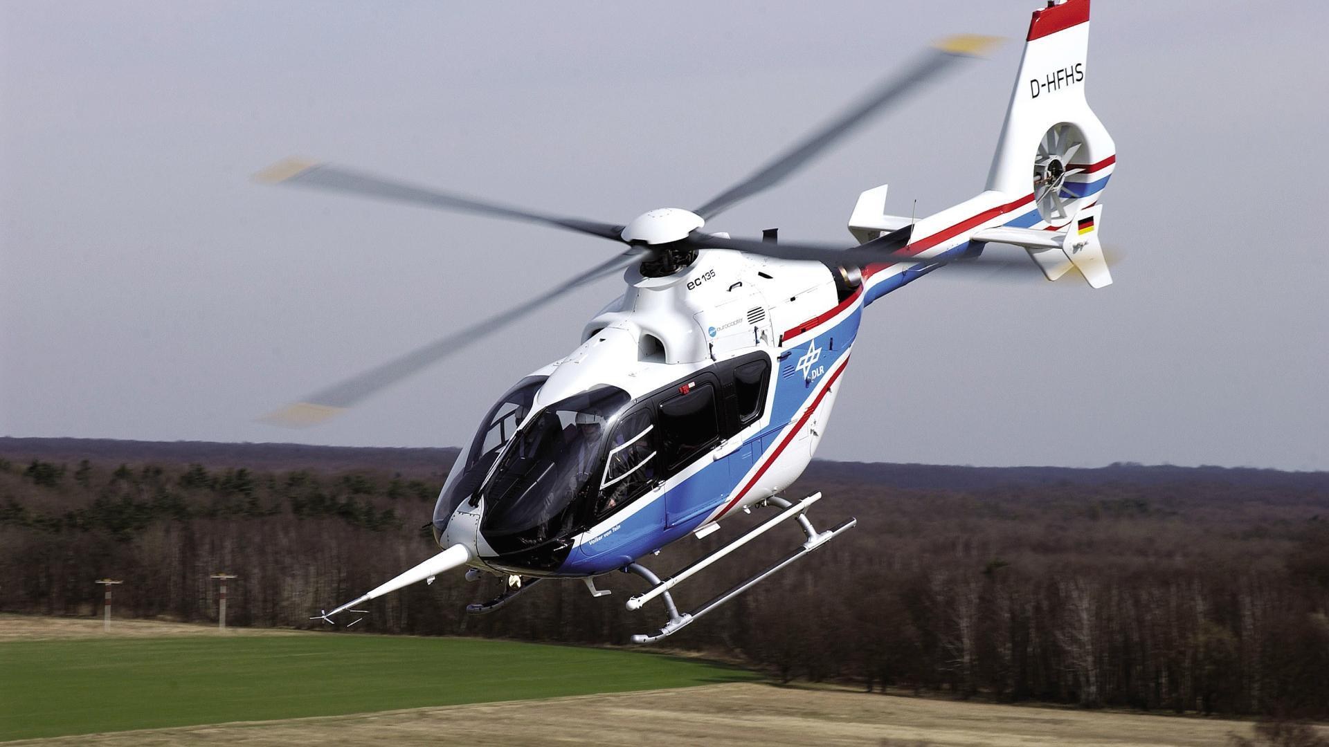 Cockpitscheiben, Rotoren sowie Leit- und Fahrwerke von Hubschraubern sind bei Vogelschlag oder Zusammenstößen mit Drohnen besonders gefährdete Bauteile.