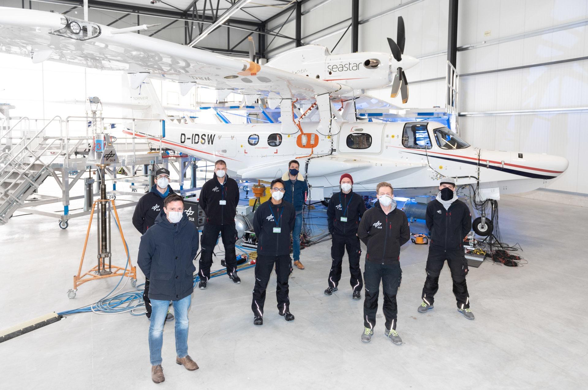 Gruppenfoto DLR und Dornier Seawings Testteam