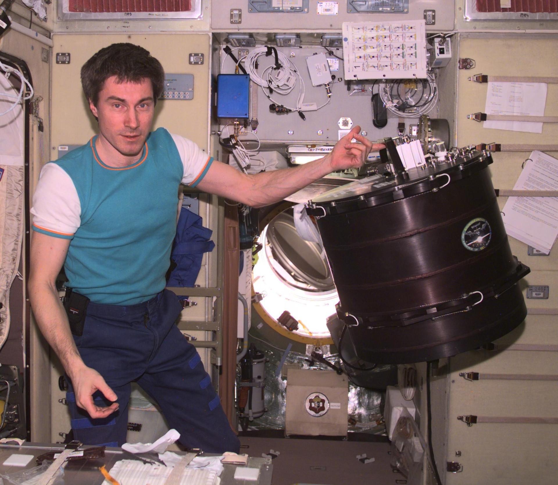 Kosmonaut Sergey Krikalev beim Aufbau der PKE-Nefedov Apparatur