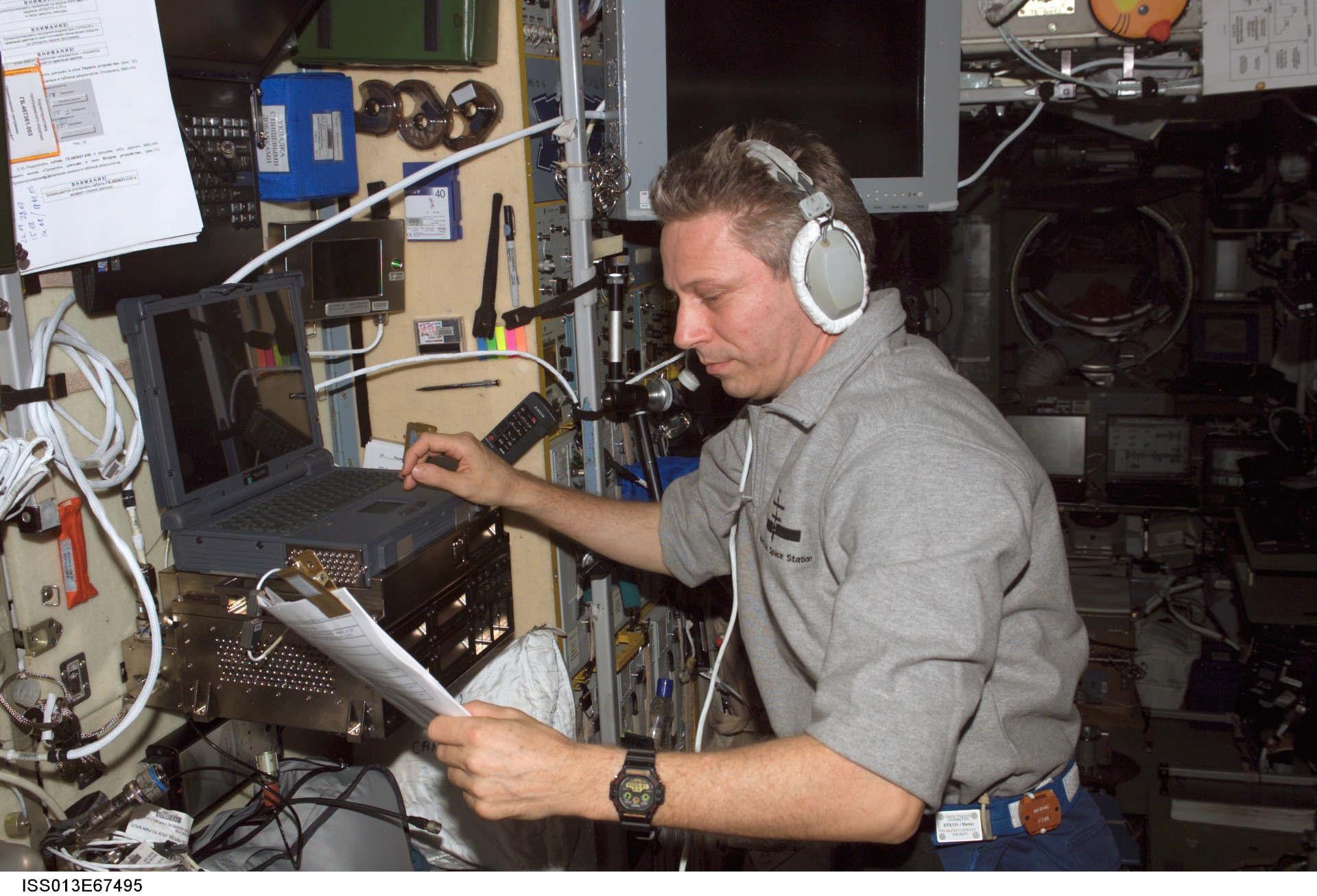 Astronaut Thomas Reiter während seiner Astrolab Mission auf der ISS bei der Bedienung des PK-3 Plus Kontrollcomputers im Juli 2006