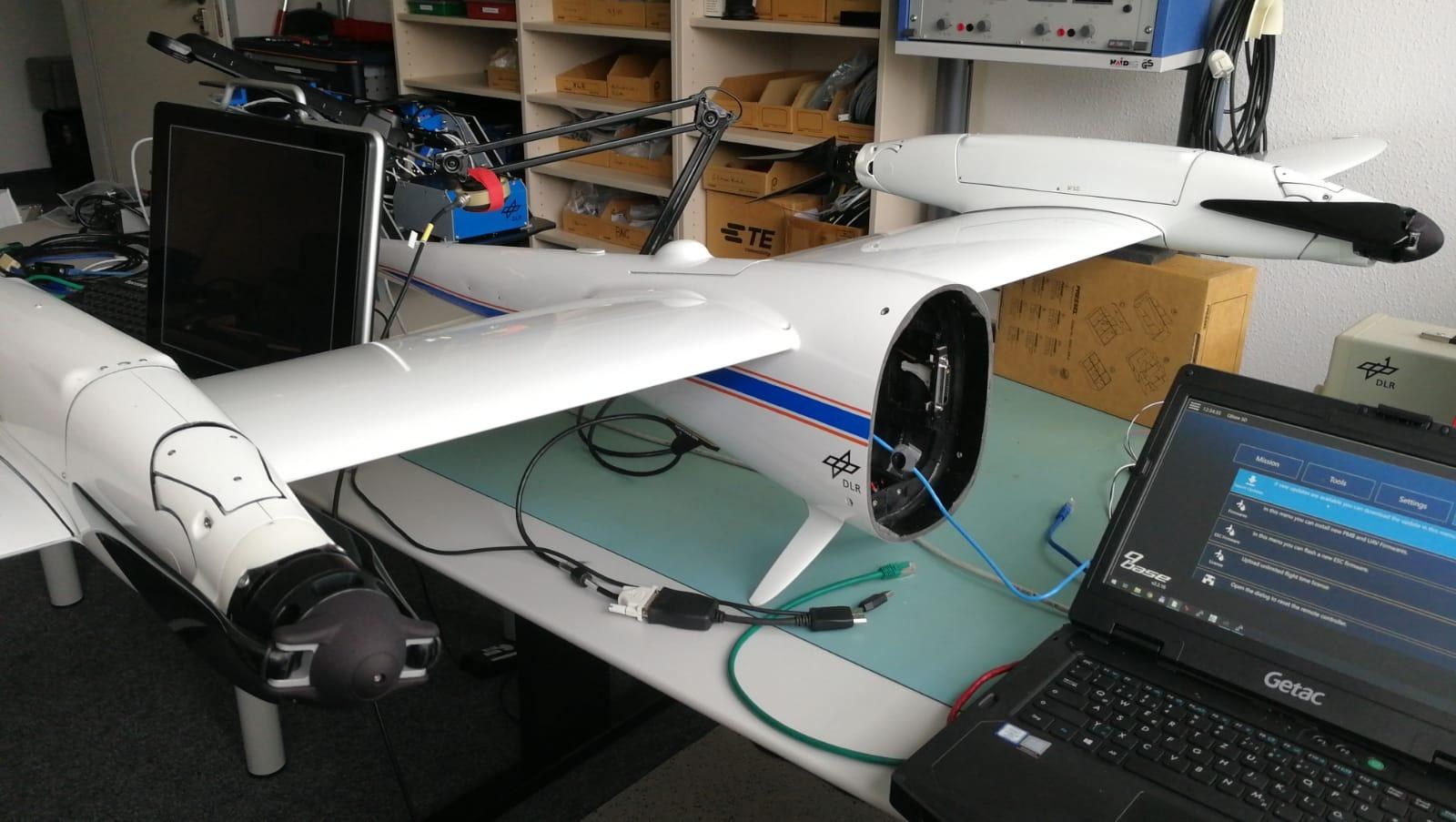 Im Labor finden Messungen am Fluggerät vor dem Einbau von MACS-micro statt