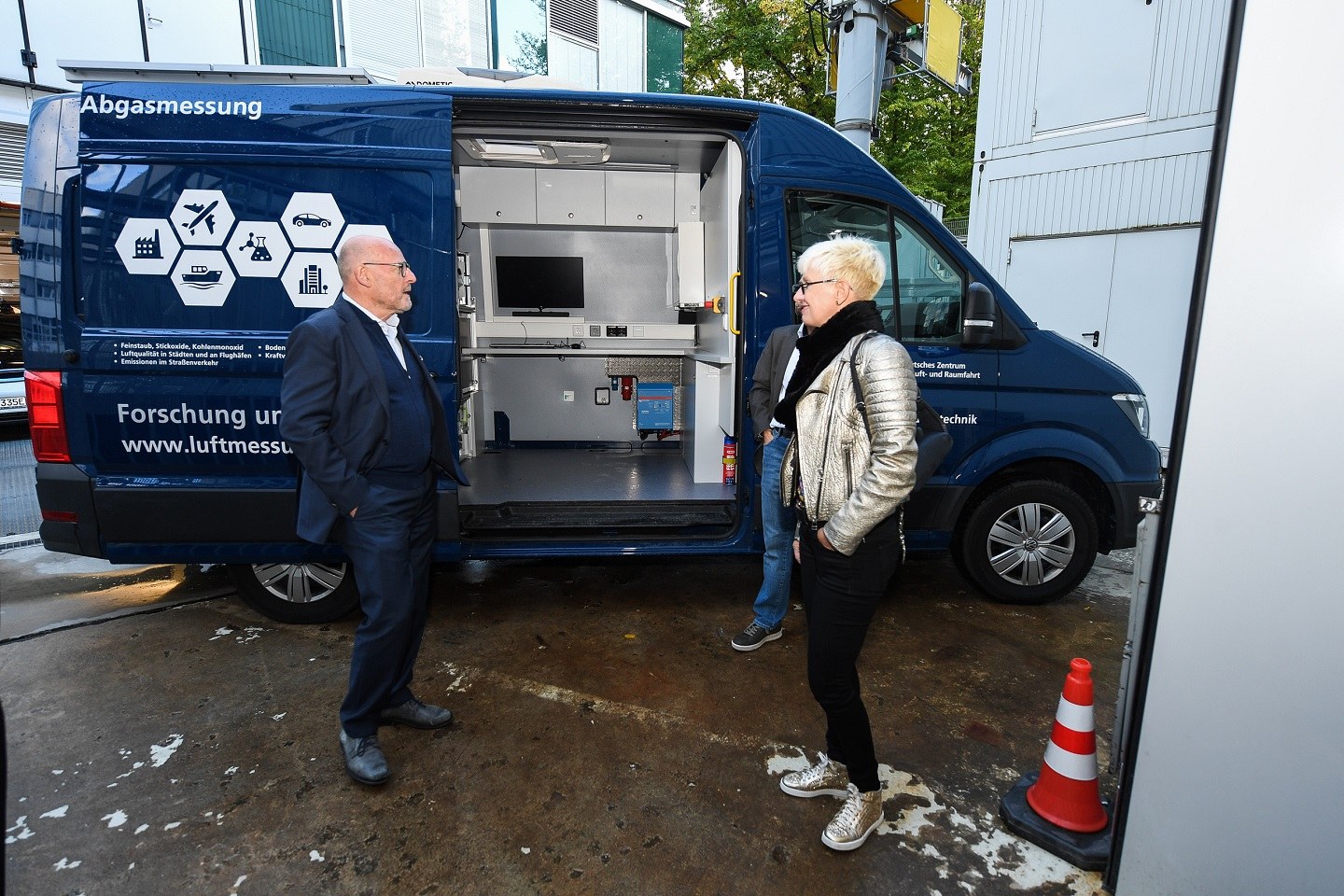 DLR – Winfried Hermann Zu Besuch Am DLR Stuttgart