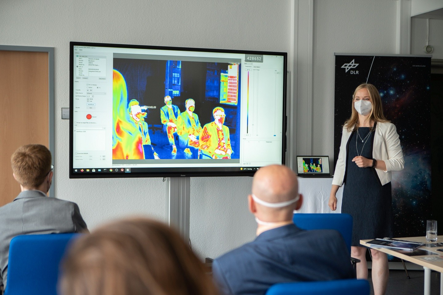 Dr. Carolin Altmann, Leiterin des DLR_School_Lab, präsentiert die Thermographie-Kamera