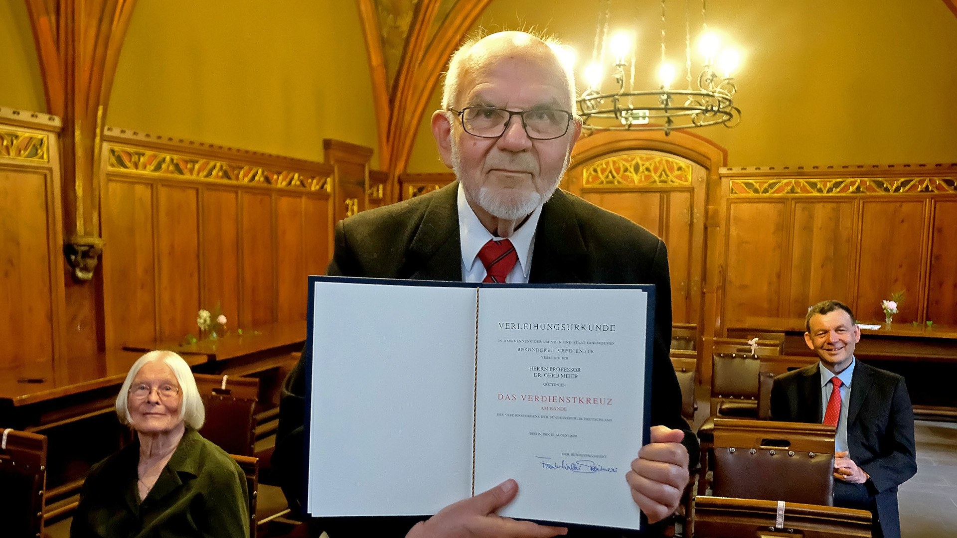 Prof. Dr. Gerd E.A. Meier bei der Verleihung des Bundesverdienstkreuzes
