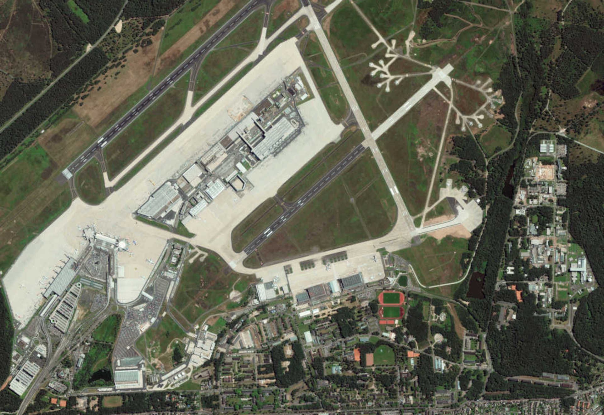 Satellitenbild des Flughafens Köln/Bonn und dem nahe gelegenen DLR-Gelände.