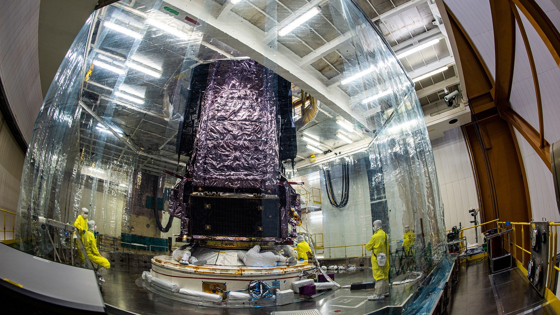 Weltraumteleskop James Webb wird auf die Rakete gesetzt