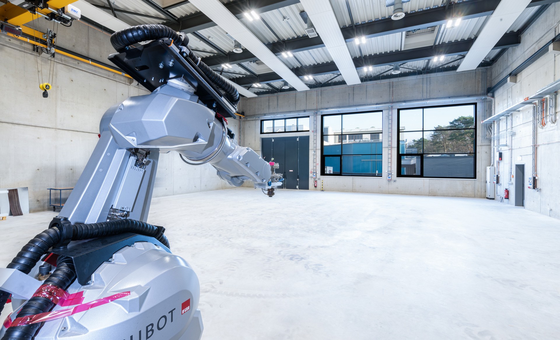 Roboter für den faserverstärkten 3D-Druck mit Blick in die Halle