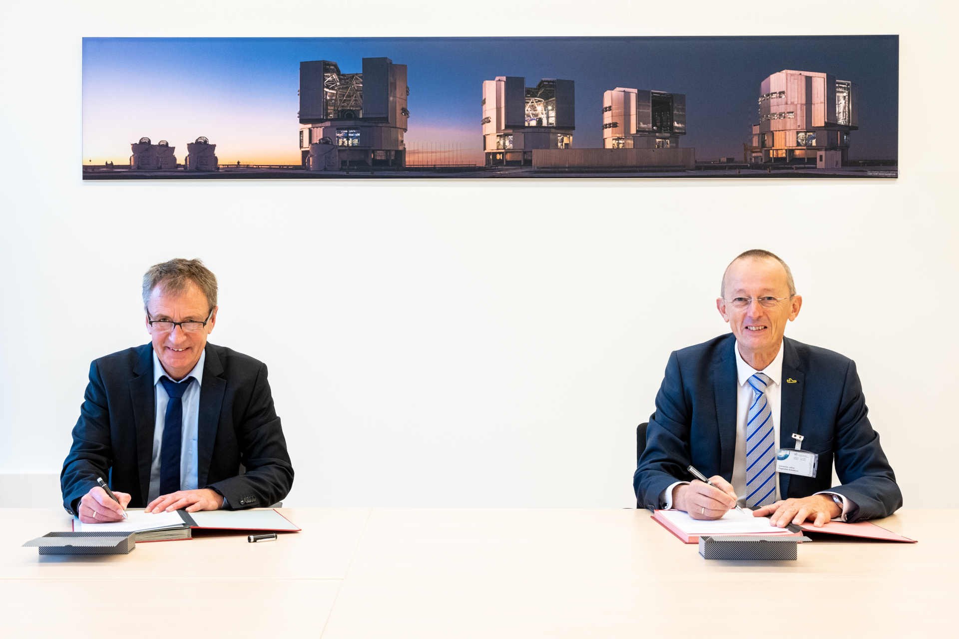 DLR–Vorstandsmitglied Klaus Hamacher und Johan Vanneste, Vorsitzender der Geschäftsführung der Flughafen Köln–Bonn GmbH bei der Vertragsunterzeichnung.