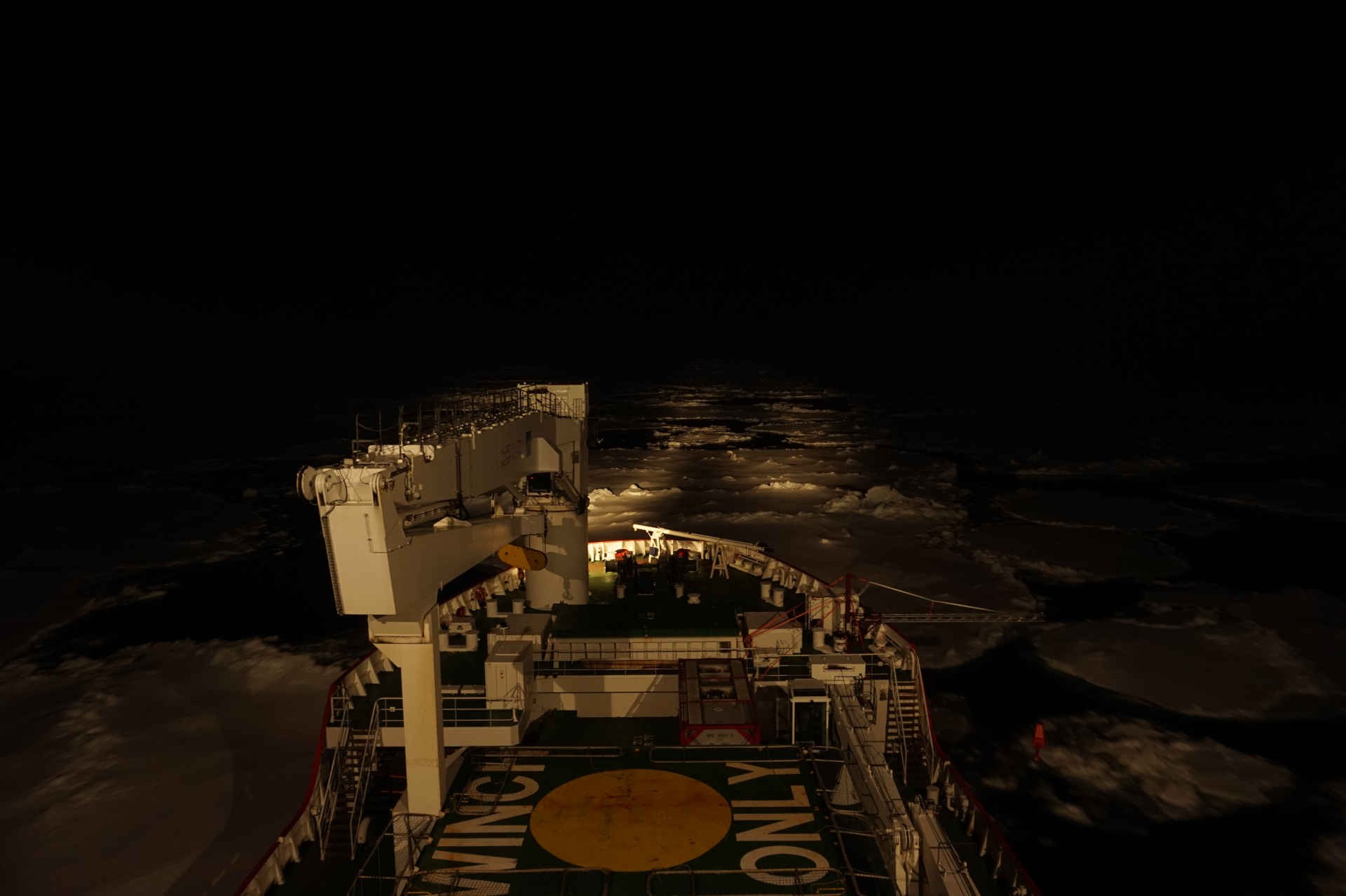 Nachtaufnahme auf dem Schiff S.A. Agulhas II im Polarmeer. In der Dunkelheit ist kaum etwas zu sehen.