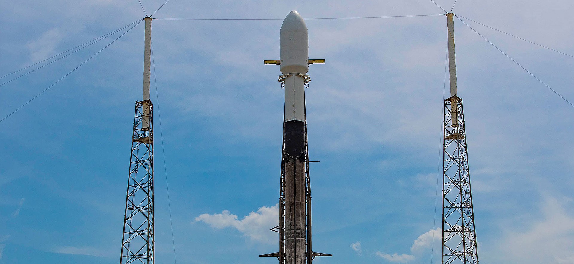 Falcon-9-Trägerrakete mit EnMAP auf dem Launchpad