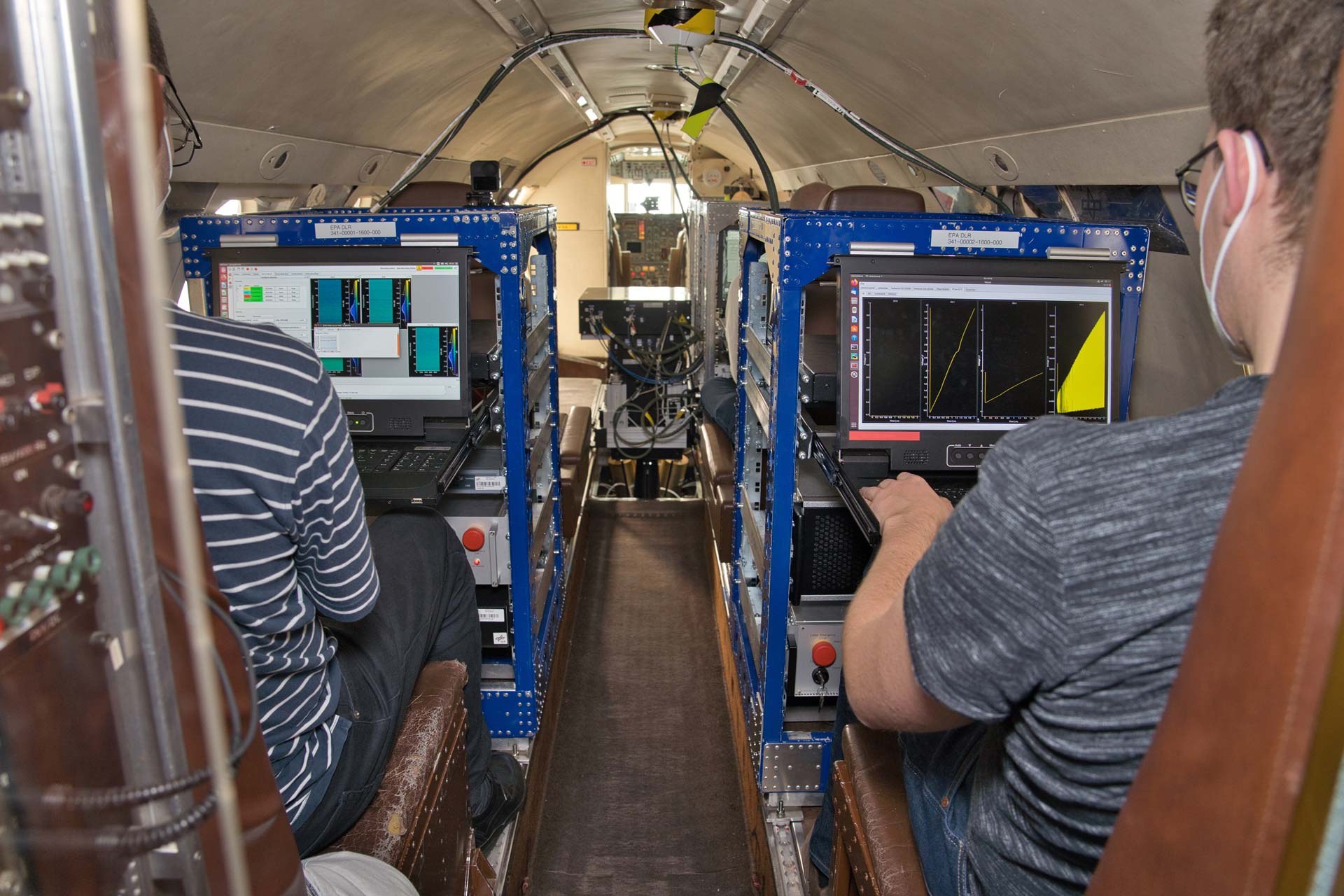 DLR-Wissenschaftler überwachen Systeme und Messdaten an Bord der Falcon