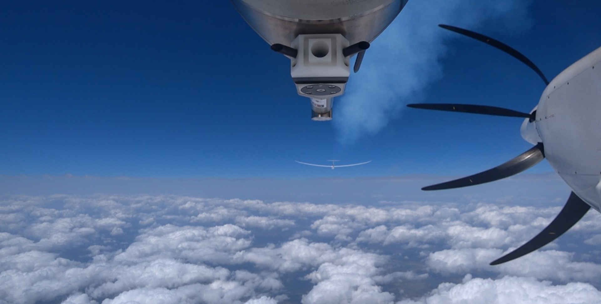 Der Flügel der EGRETT mit der Wolkensonde CAPS im Anflug auf den Abgasstrahl des ARCUS Segelflugzeugs