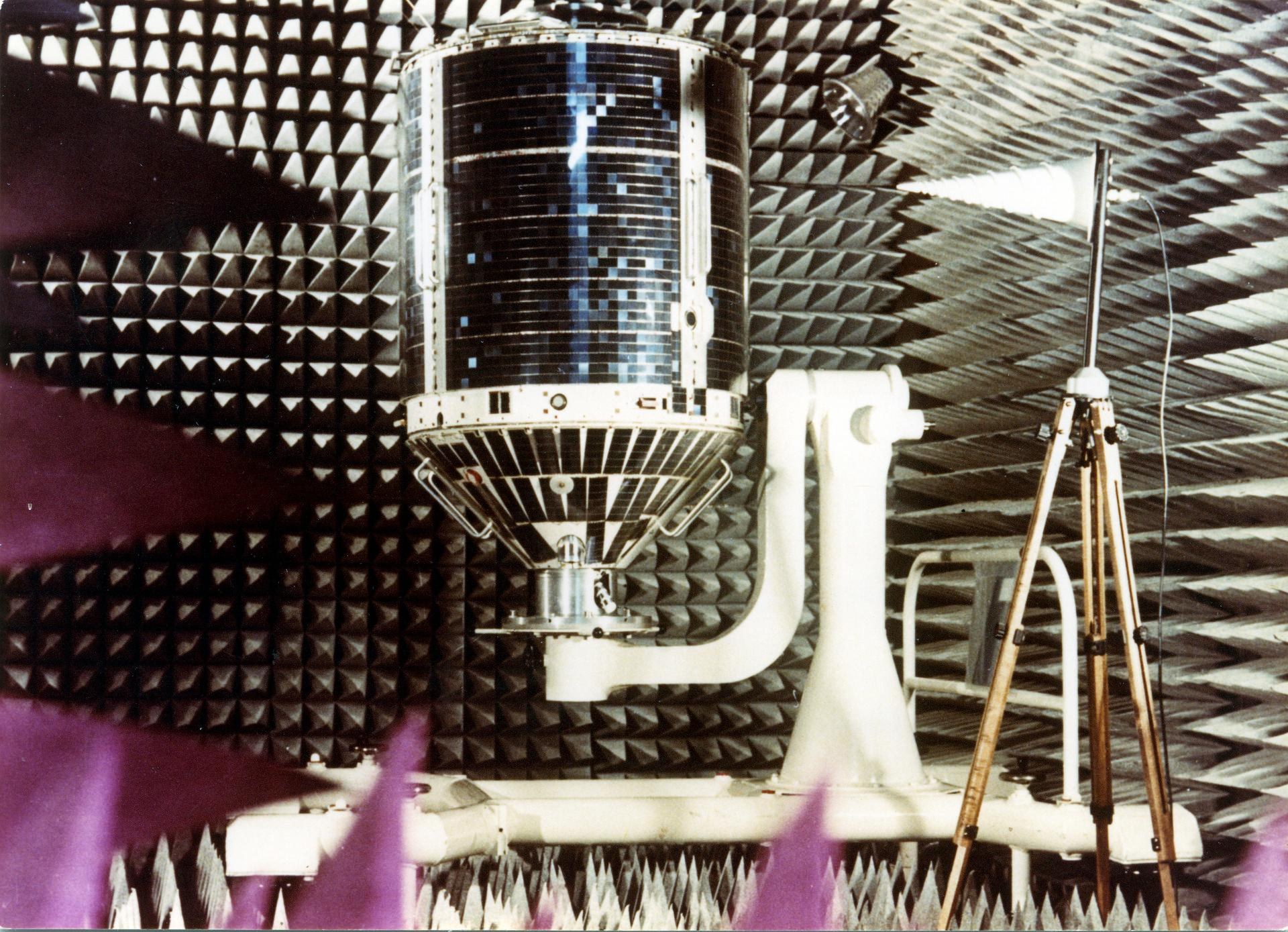 Der erste deutsche Forschungssatellit AZUR