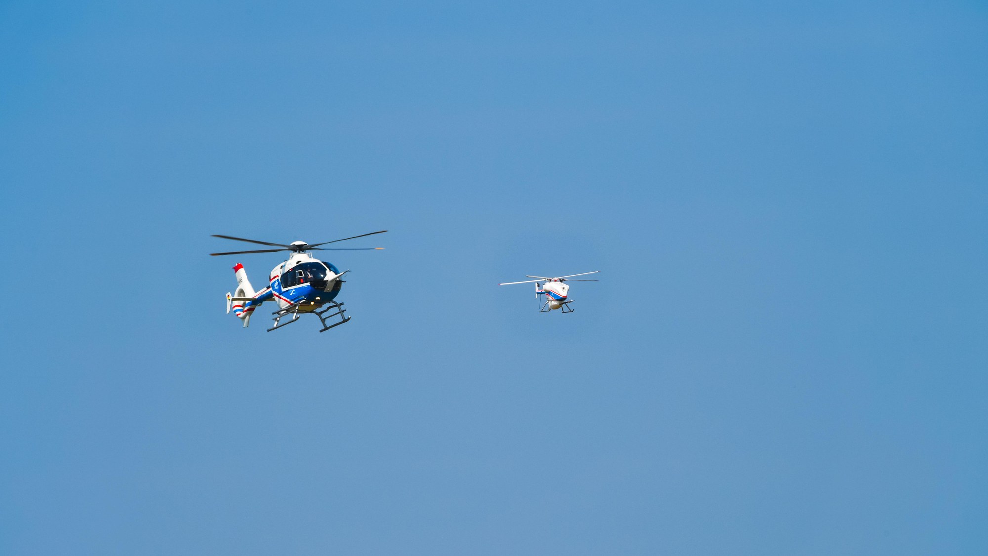 In Flugversuchen wurde das kooperative Verhalten des unbemannten Hubschraubers erprobt