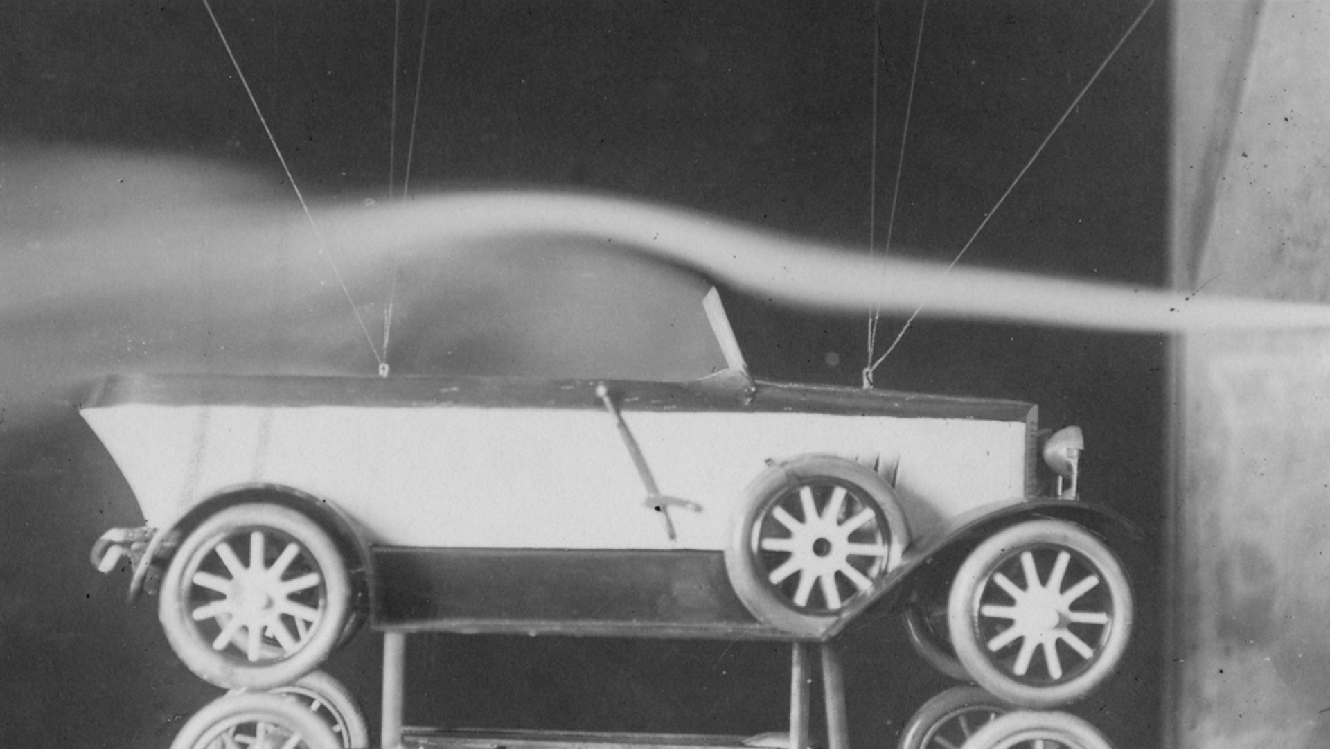 Rauchströmung über einem Automodell, 1921
