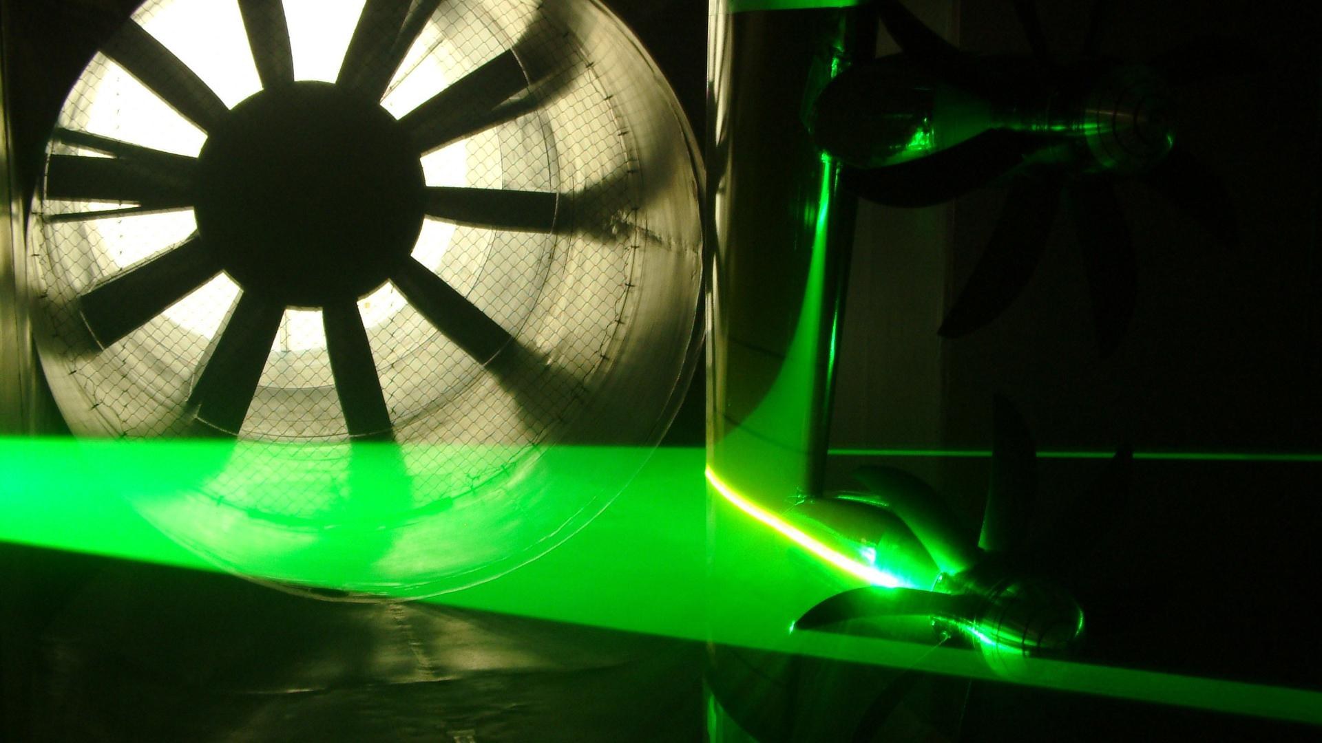 Laserlichtschnitt an einem Propellerflugzeugmodell