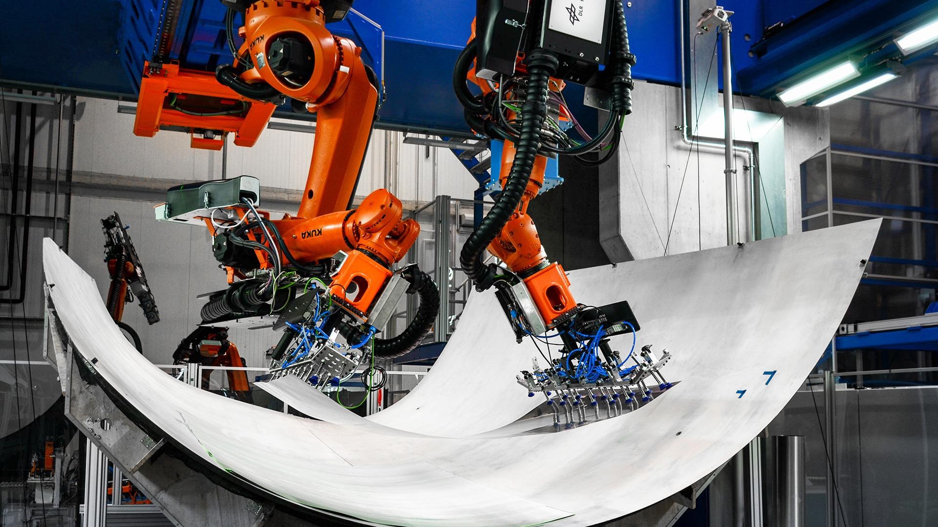 Automatisierte Handhabung von Materialien mittels kooperierender Roboter