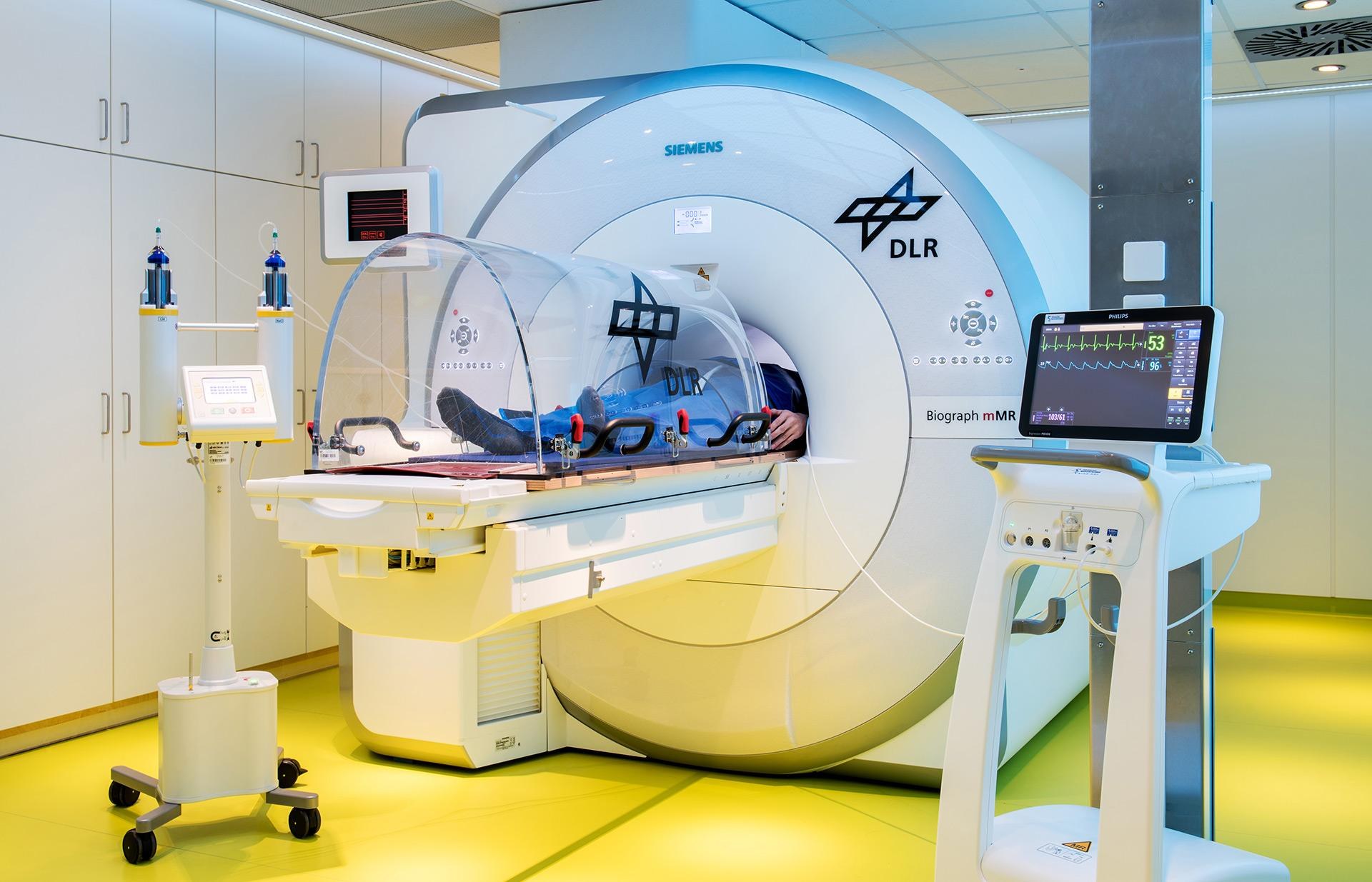 Das PET-MRT-Gerät (Magnetresonanztomographie (MRT) und Positronen-Emissions-Tomographie)