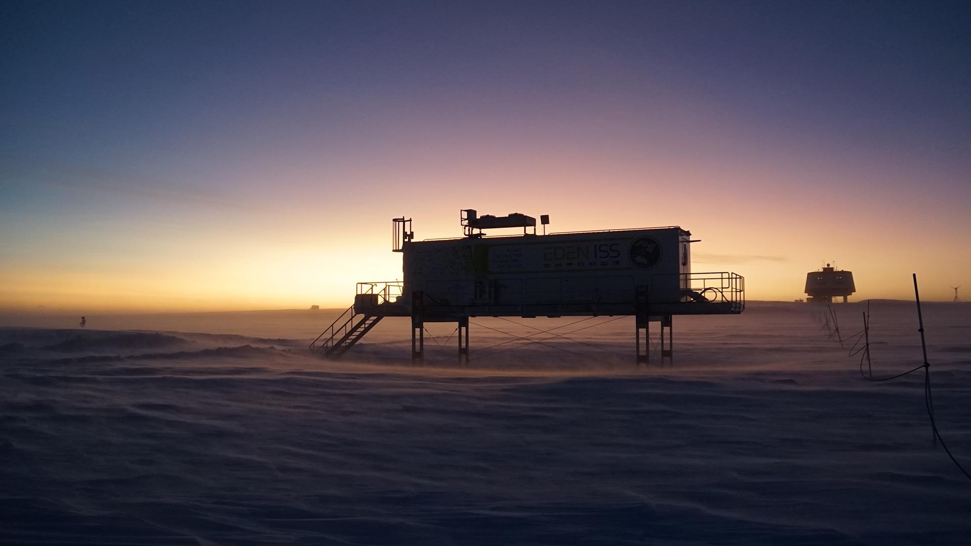 EDEN ISS Gewächshaus zu Beginn der Polarnacht in der Antarktis