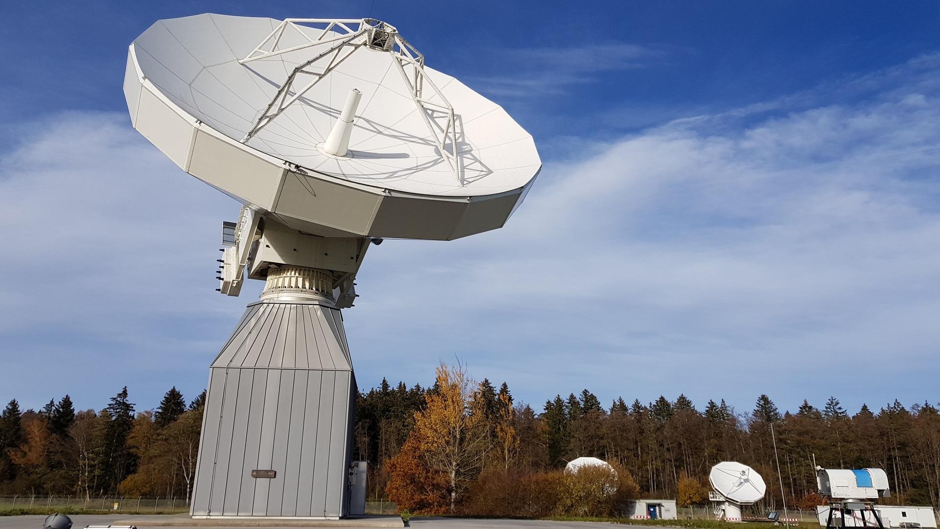 Die Ka-Band Antenne mit IOT-System am DLR Standort Weilheim.