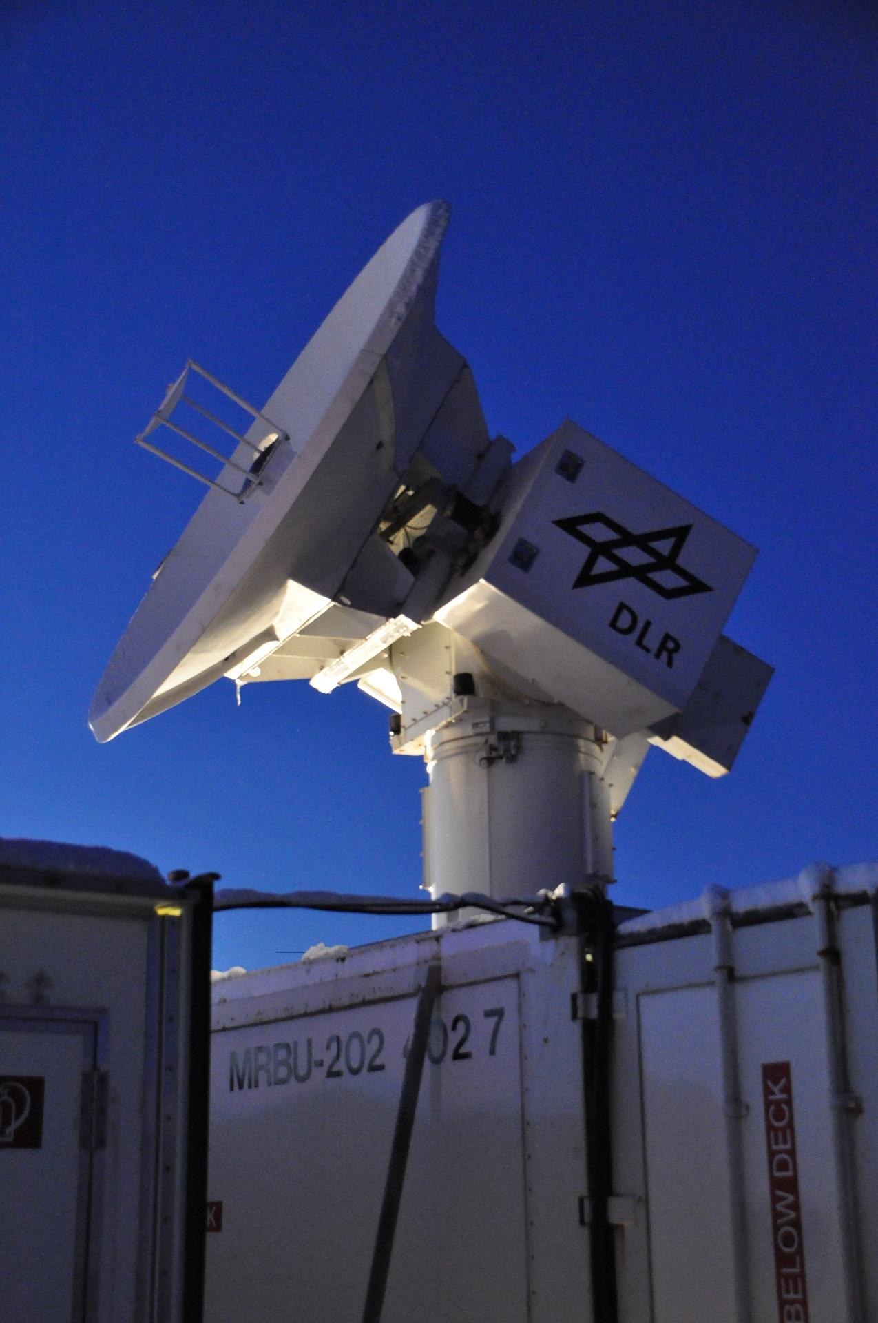 RIR-774C Radar Antenne in der Abenddämmerung