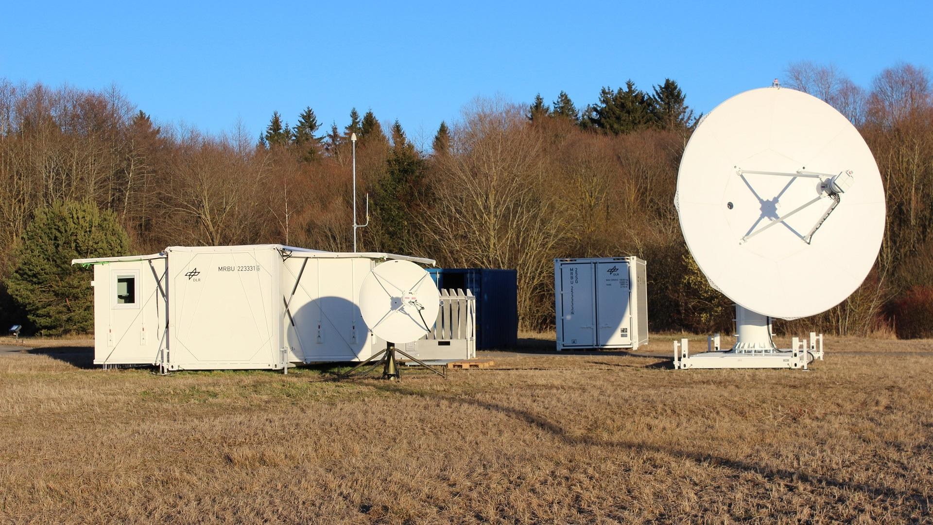 Mobile Telemetriestation während Endabnahme am Standort Weilheim, Hauptantenne auf Flatrack montiert