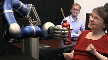 Gelähmte Frau steuert DLR-Roboterarm mit ihren Gedanken