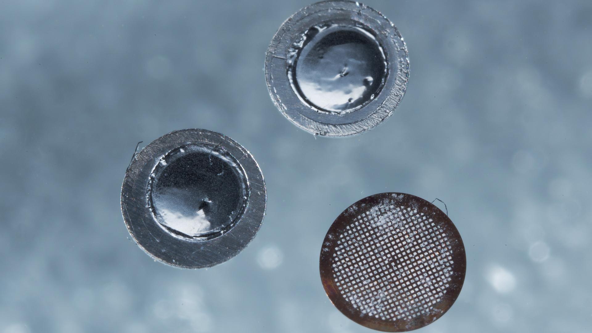 Proben für die Untersuchung im Analytischen Transmissionselektronenmikroskop: Zwei elektrolytisch gedünnte Aluminium-Vollpräparate und eine Pulverprobe auf Kohlenstoff-Lochfilm, welcher über ein Kupfer-Netz gespannt ist. Probendurchmesser jeweils 3 mm.