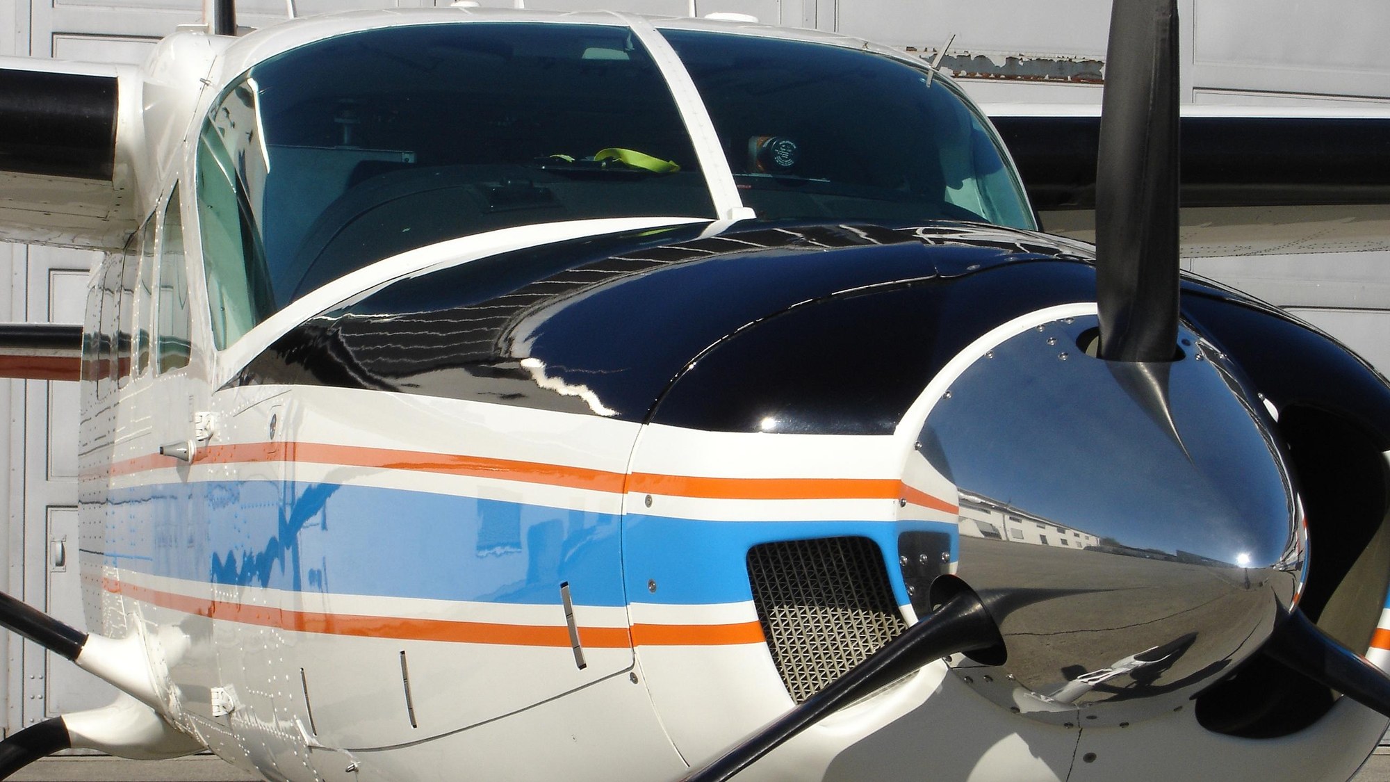 Das einmotorige Turboprop-Flugzeug Cessna 208B Grand Caravan von vorne