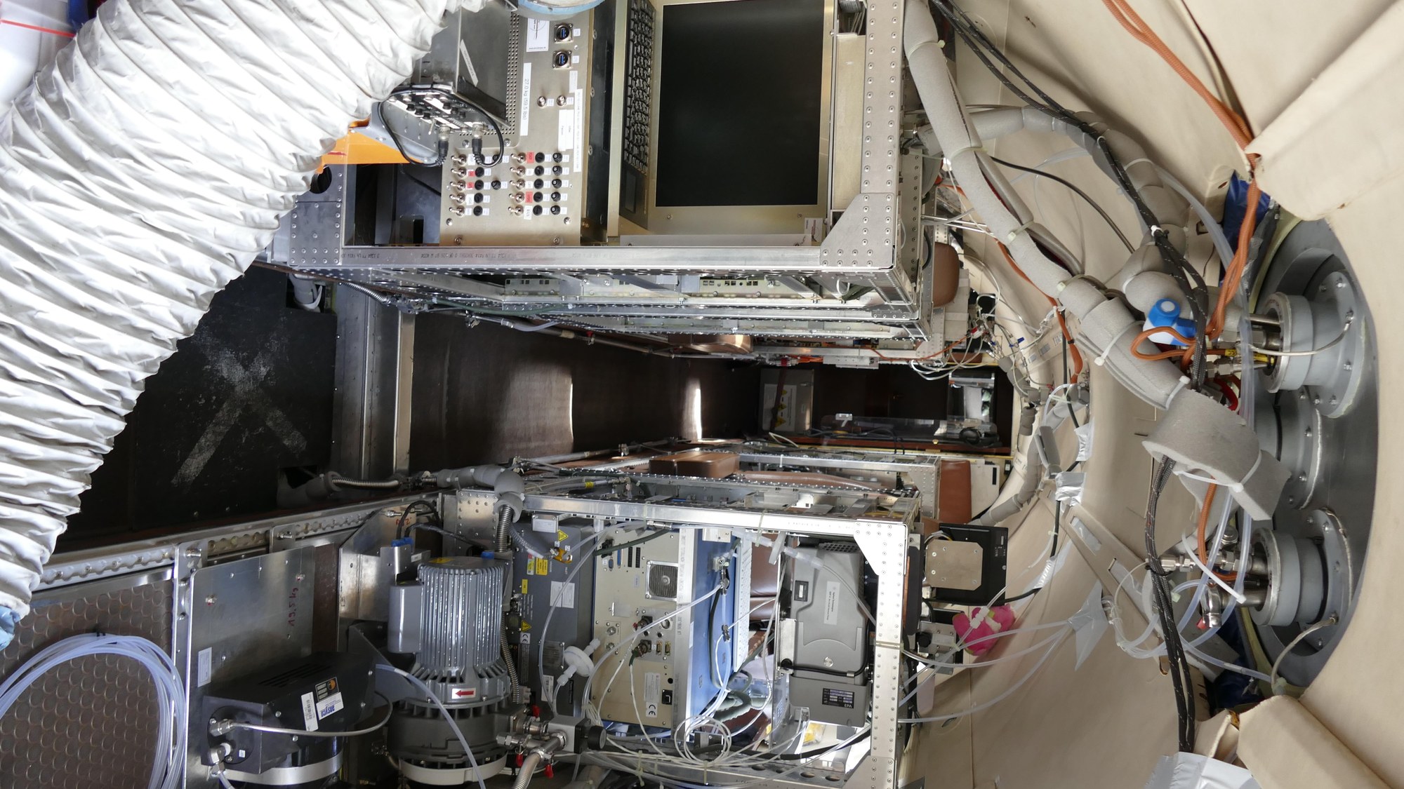 Missionsinstrumentierung in der Kabine des Forschungsflugzeug Falcon 20E-5 (D-CMET)
