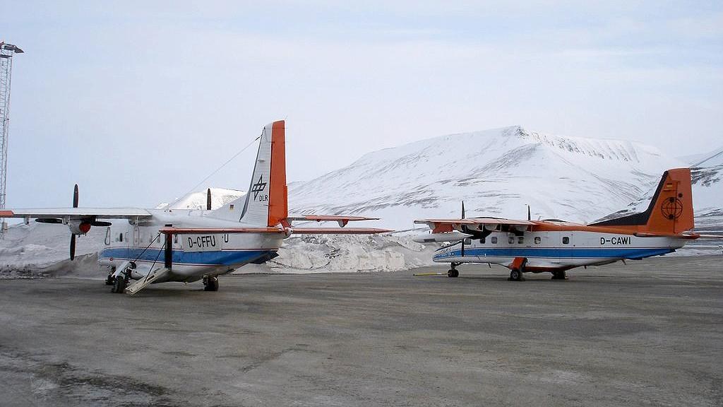 Zwei Forschungsflugzeuge vor einer Schneelandschaft