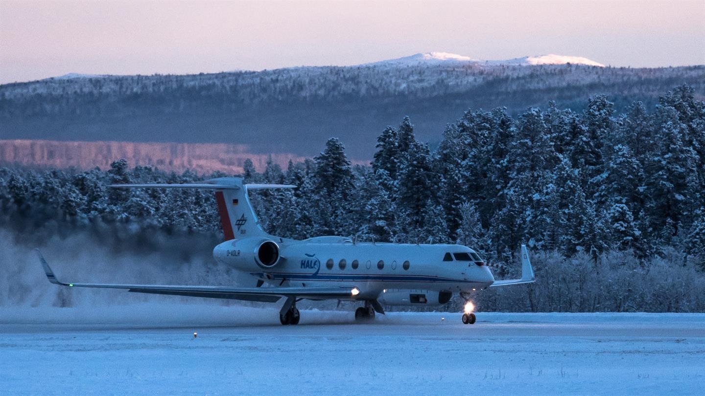 Forschungsflugzeug HALO in einer Schneelandschaft