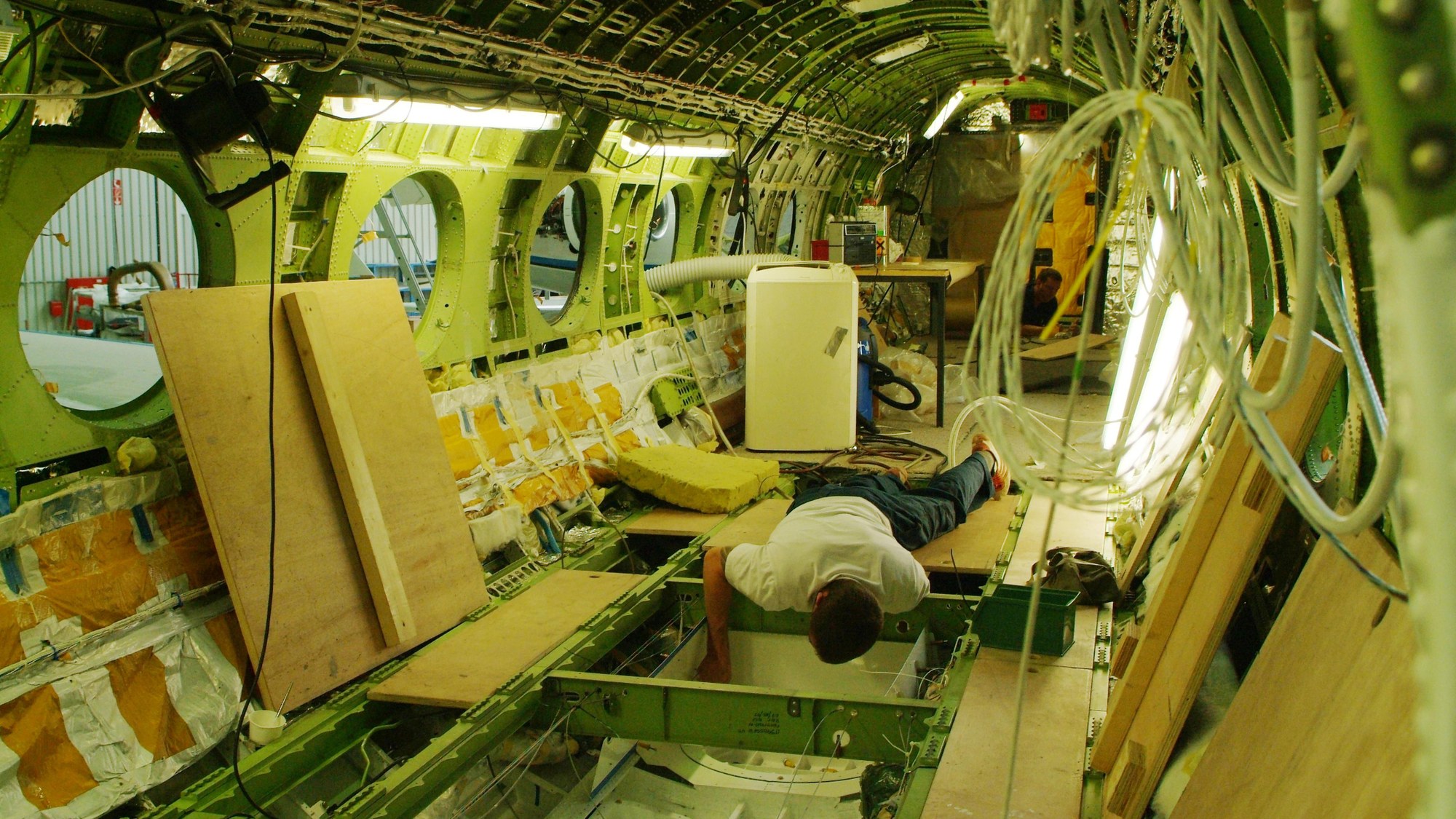 Umbauarbeiten im Innenraum des Forschungsflugzeugs HALO