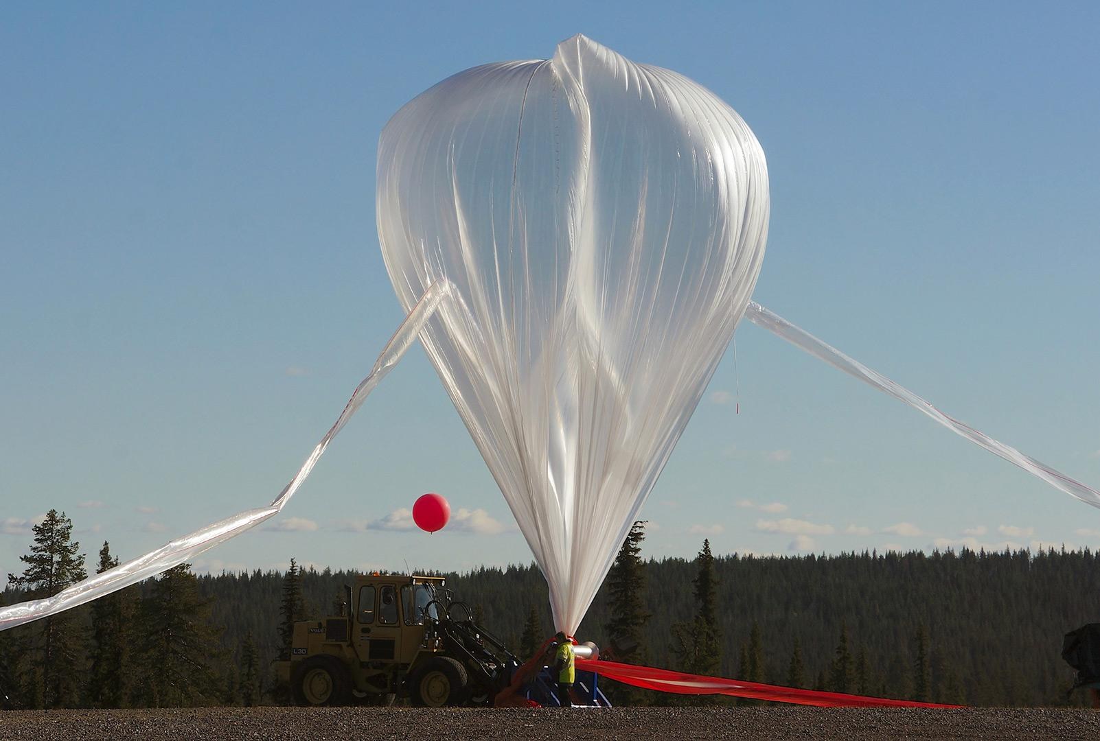 Ein Heißluftballon wird für den Start in die Stratosphäre vorbereitet. An Bord sind Experimente, die Studierende aus verschiedenen Universitäten im Rahmen des Ideenwettbewerbes BEXUS entwickelt haben.