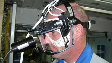 ESA-Astronaut André Kuipers trainiert mit dem Eye Tracking Device.