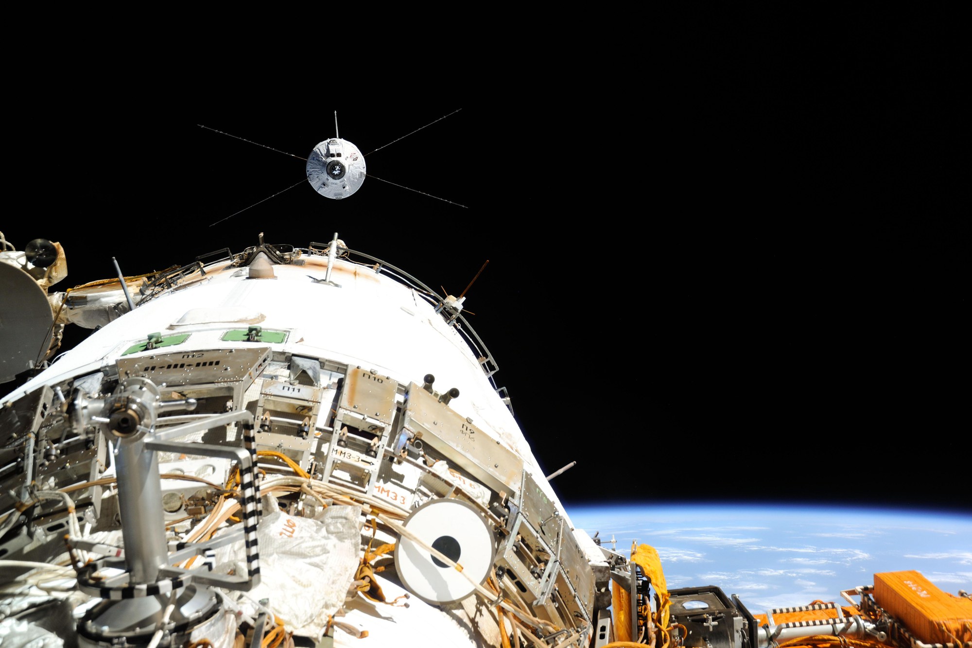 ATV-4 dockt an die ISS an