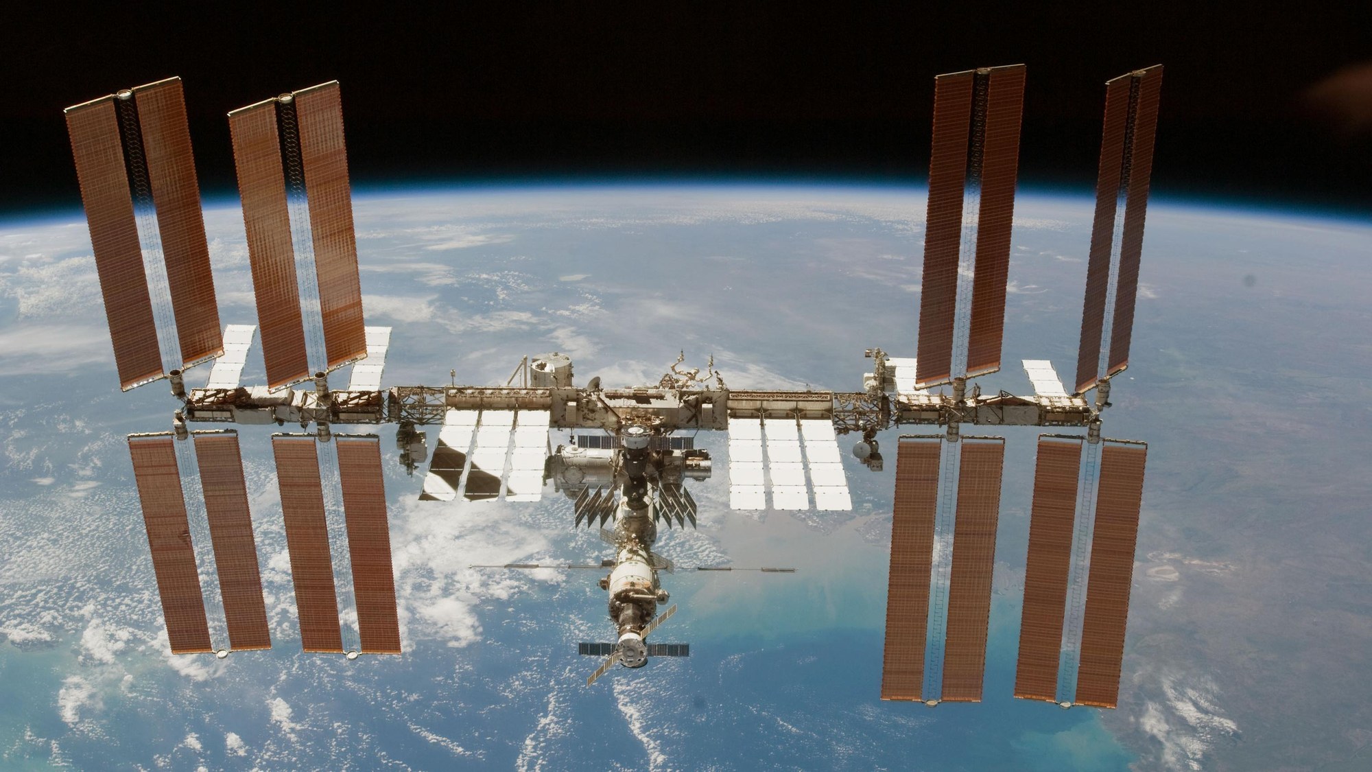 Die ISS entfernt sich vom Space Shuttle Endeavour