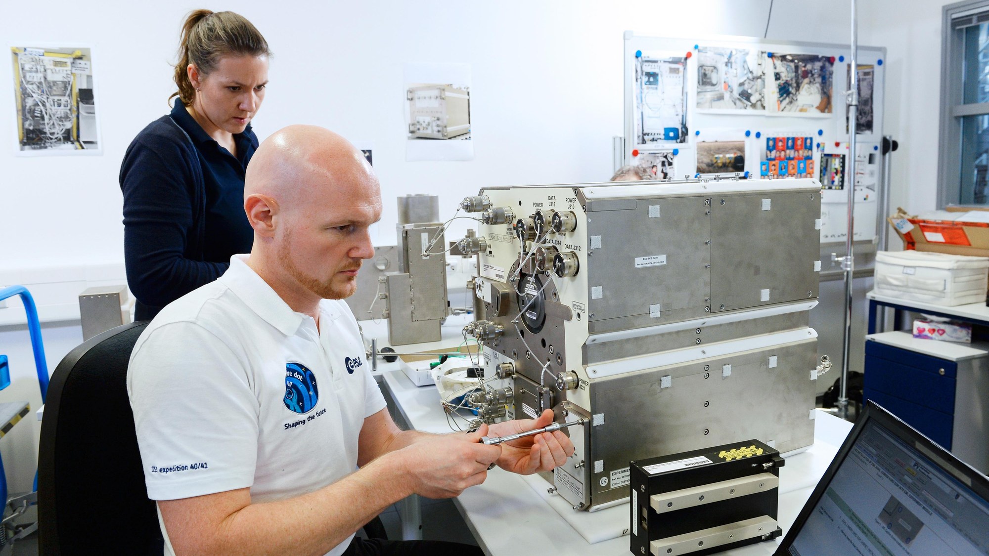 Alexander Gerst trainiert an der EML-Anlage.