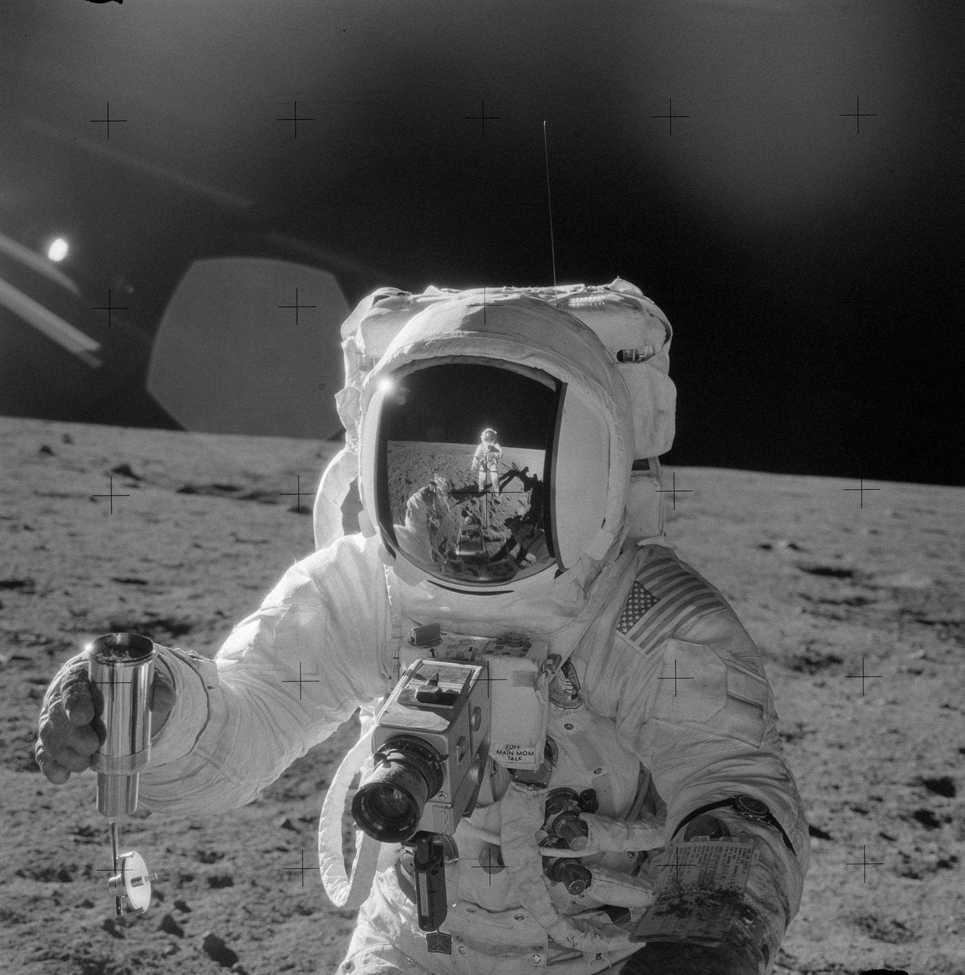 Alan Bean nimmt eine Probe Mondstaub