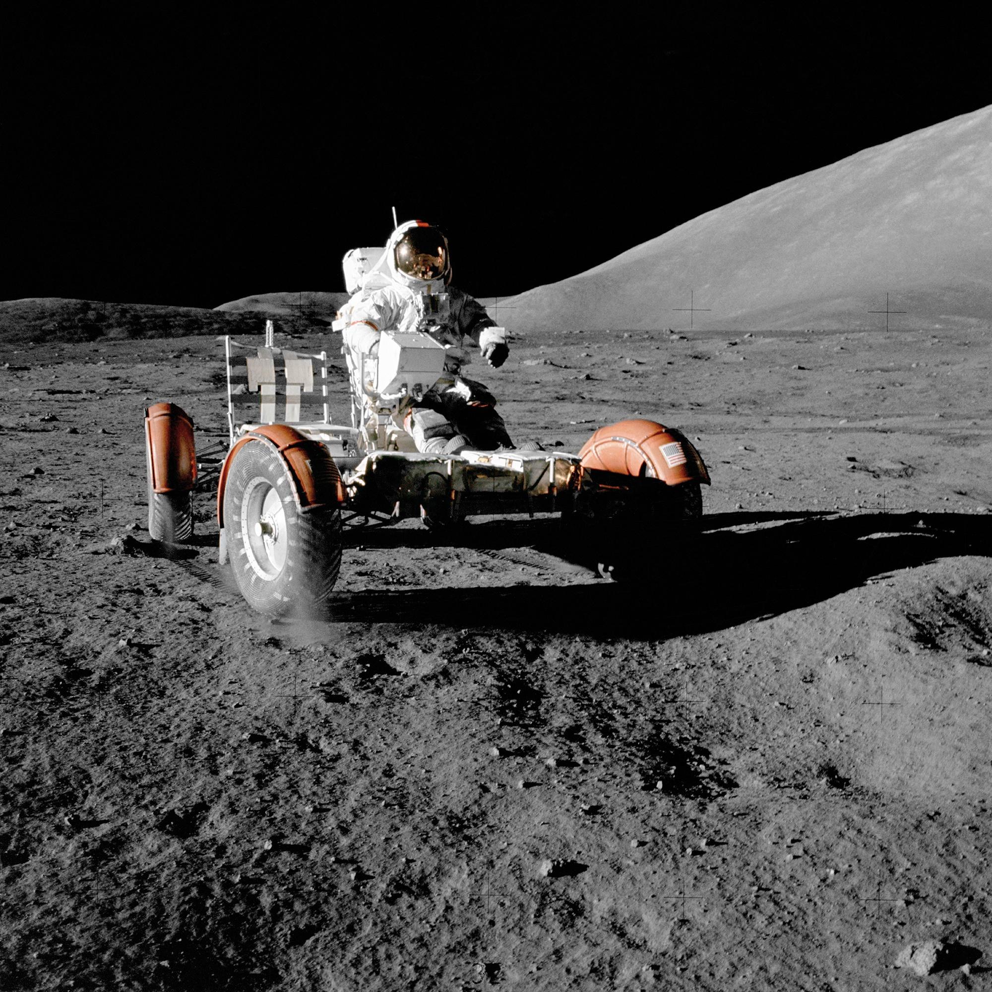 Apollo-17-Kommandant Eugene Cernan am Steuer des zweisitzigen Mondrovers