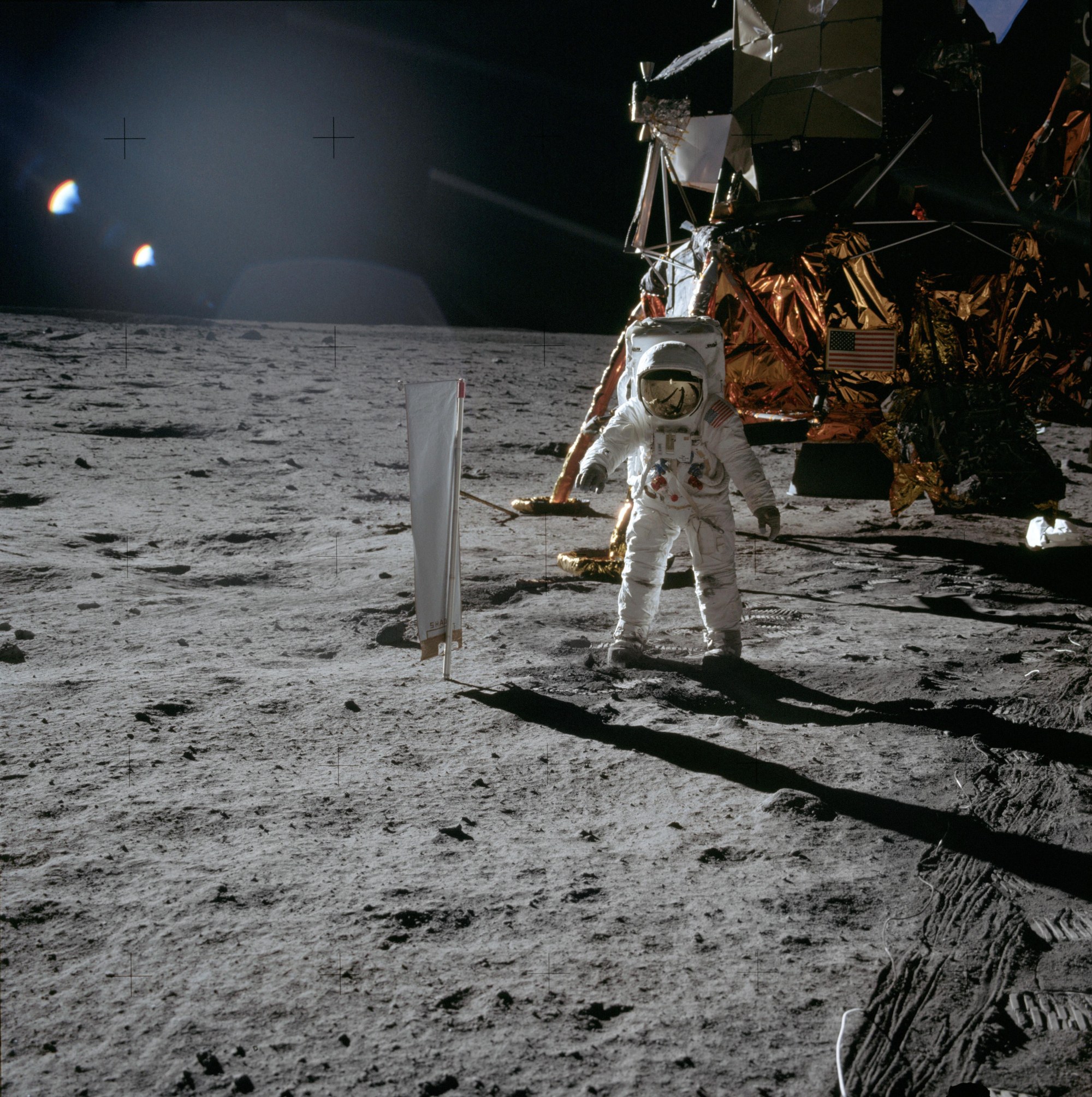 Im Juli 1969 hissen amerikanische Astronauten die erste Fahne auf dem Mond: Ein Segel aus Aluminium