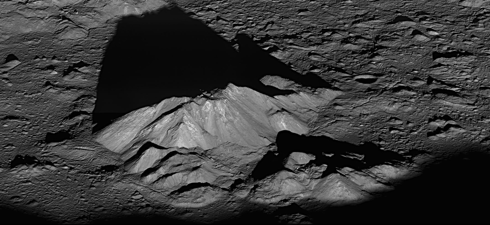 Zu sehen ist hier der zwei Kilometer hohe Zentralberg im Krater Tycho auf dem Mond