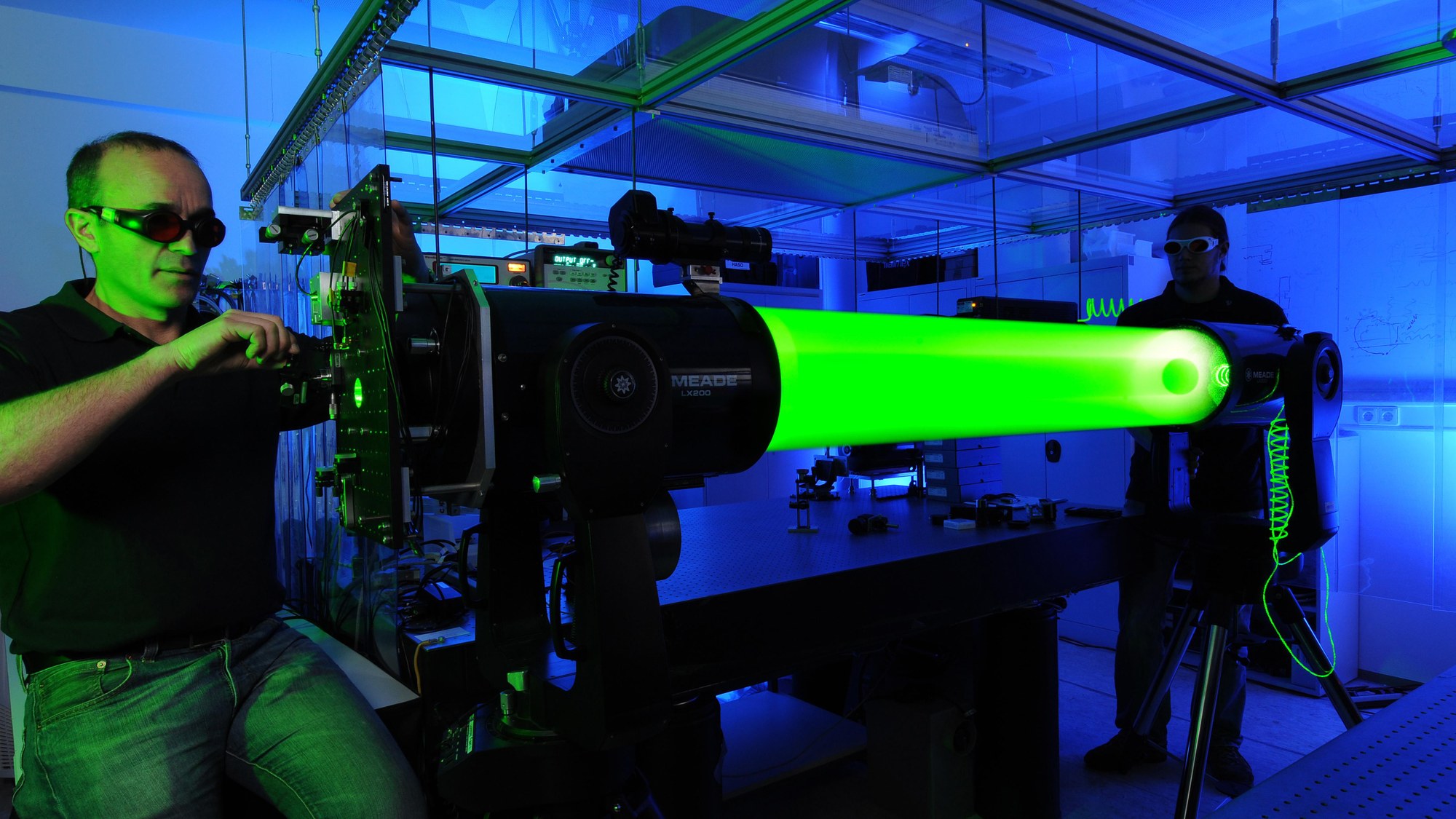 Zwei Forscher führen eine Messung mit einem Laserstrahl durch